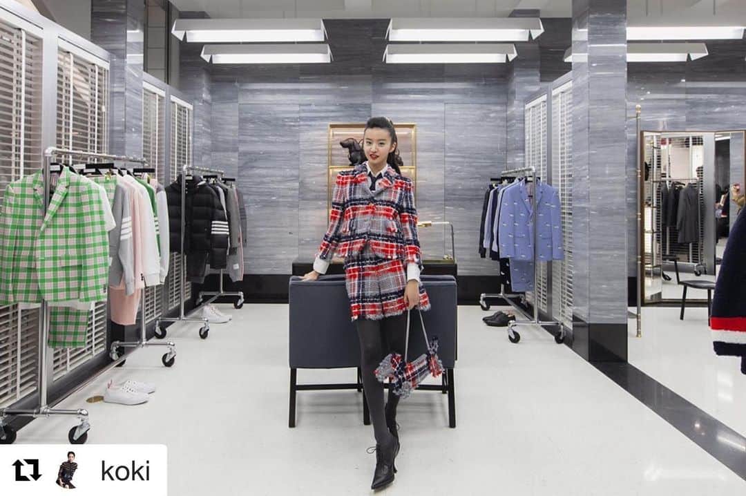 HiRAO INCのインスタグラム：「. Hello Kōki  Thom Browne 渋谷パルコのオープニングに来てくれたKōki ちゃん。トムがとっても似合ってた！ トムブラウン のコットンシャツにパーソナライズして名前もいれました。  パーソナライズは12月1日まで❤️. .  #thombrowne  #トムブラウン  #kōki #hiraoinc」