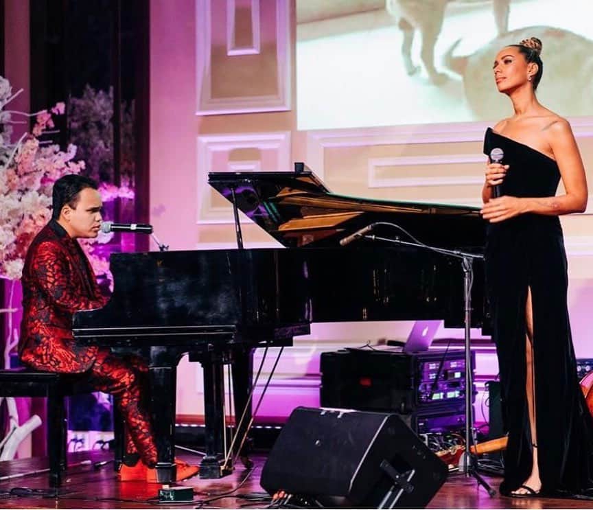レオナ・ルイスのインスタグラム：「Singing with my favorite @kodileerocks ✨🌸 #vanderpumpdogs #stopyulinforever」