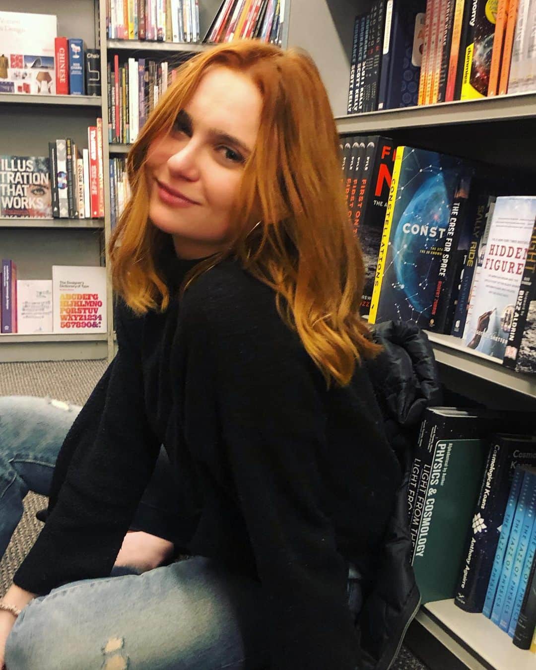 キーリー・マーシャルのインスタグラム：「Spending my Friday night in a bookstore. Sounds about right 🤓」