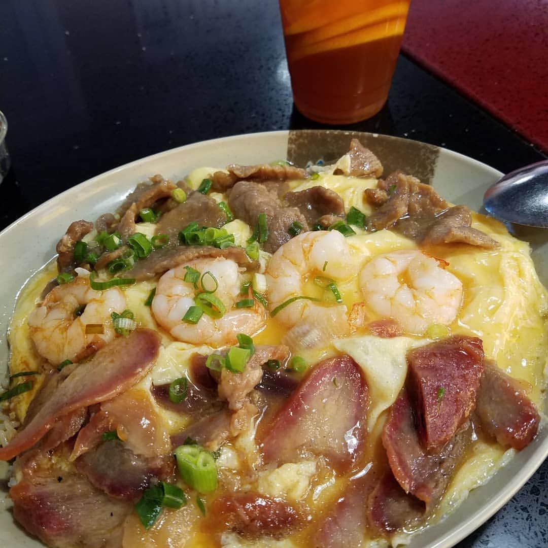 のインスタグラム：「香港のオムライス✨ 有名店らしいっス💓 チャーシューが乗ってます、 日本人の味覚にピッタリ💓 オヤツ感覚✨  #勝田めし #勝田一樹 #kazukikatsuta  #香港 #香港天后 #天后 #順興茶餐廳」