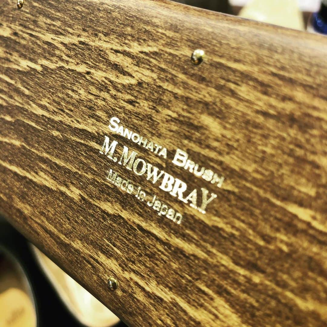 m.mowbrayさんのインスタグラム写真 - (m.mowbrayInstagram)「2019.11.23 仙台三越　靴のお手入れ相談会 とうとう仙台に、SANOHATA BRUSHの高級ラインである手植えが登場しました！ 名前の通り、職人さんによる端正な手作業により誕生したこのブラシ。毛のクオリティは申し分なし、ハンドル部分は少しだけ幅を取り持ちやすく、こだわりが詰まった最高級品。 仙台で買えるのはここだけ！豚白、豚黒、馬、山羊4種各2本ずつの数量限定での展開です。売切御免でお願いします！ #モゥブレィ #mmowbray #シューケア #靴磨き #職人のこだわり #sanohatabrush #限定品　#仙台三越 #sendaimitsukoshi #仙台 #買えるのはここだけ」11月23日 12時51分 - m.mowbray