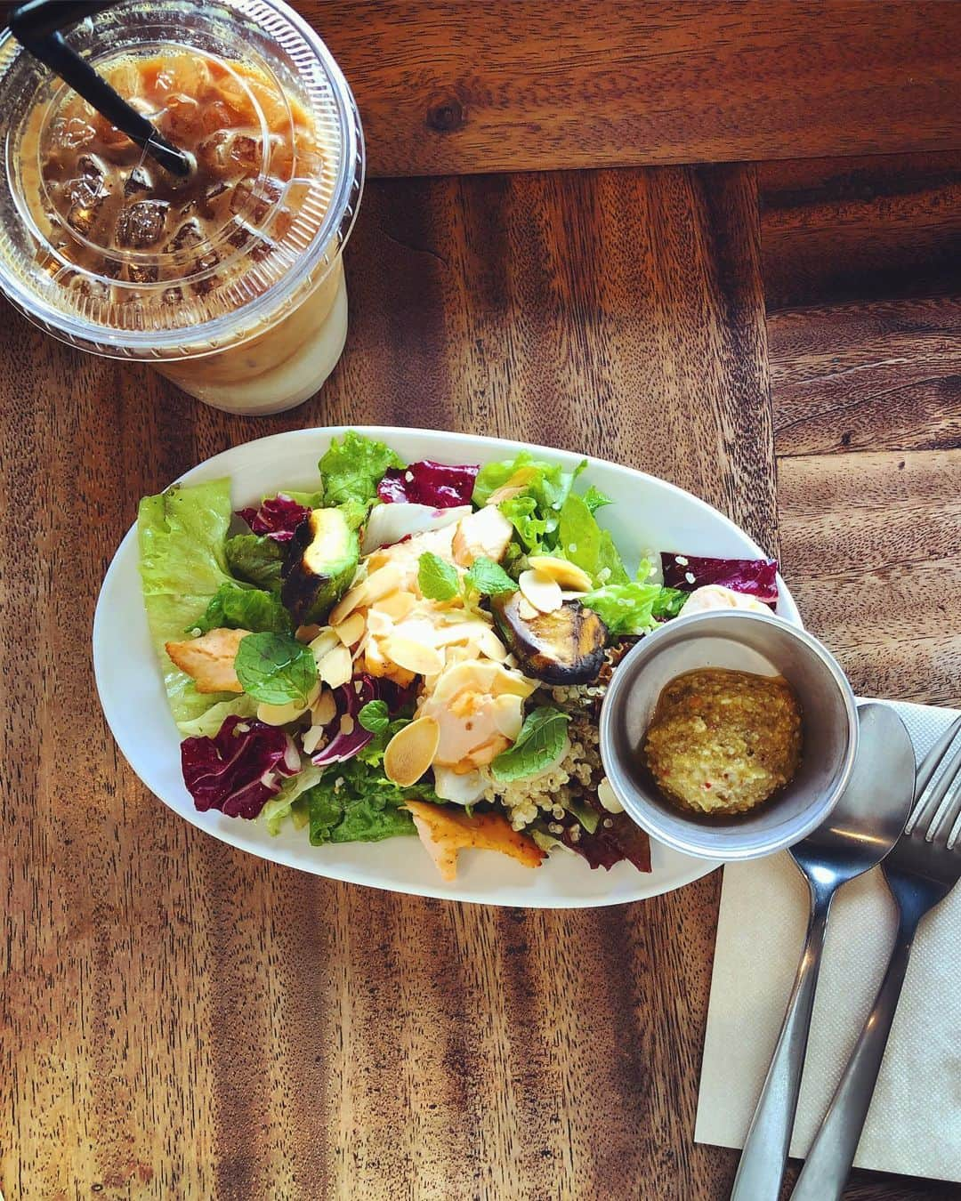 太田葉子のインスタグラム：「ランニング中🏃‍♀️に見つけた﻿ おしゃれなカフェ☕️﻿ 見つけておいて後日行くのも﻿ 楽しみのひとつ💓﻿ ﻿ ﻿ ＿＿＿＿＿＿＿★＿＿＿＿＿＿＿﻿ ﻿﻿ ﻿ パン屋さんみたいで﻿﻿ 美味しそうなパンがたくさん🤤🥐﻿ ﻿ ﻿ ほんとはパン大好きなんだけど﻿ ﻿ダイエット中なので﻿ パンはガマンして・・・﻿﻿ ﻿﻿ サーモンとキヌアのサラダに﻿ ちょっとでも満腹感をプラスするために﻿ &イソフラボン摂取で女子力upのために﻿ ソイラテ💝﻿ ﻿ ﻿ ホットの方が身体が温まって満腹感も﻿ 得やすいのだけど、﻿ 極暖×ニット×コートで﻿ 朝からめっちゃ歩きまくったから﻿ 1人だけ周りと温度差😵笑﻿ ﻿ ﻿ 寒いから風邪ひかないように﻿ お気をつけてくださいね〜😌﻿ ﻿ #ダイエット中の外食﻿﻿ #カフェごはん﻿ #サラダ #ソイラテ﻿ #イソフラボン #女子力﻿ #ダイエット #激やせモデル ﻿﻿ #モデルごはん #太田葉子」