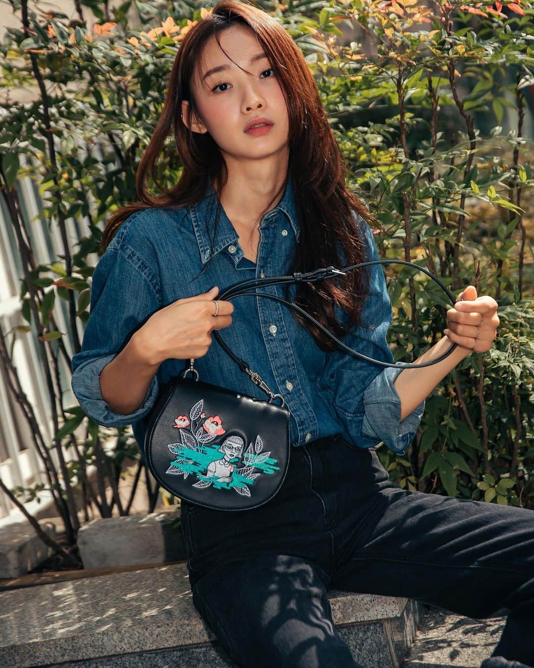 가로수길 , Seoulのインスタグラム：「WORK With @charleskeith_kr 🔥🔥Thx @j876my 💥😆 핫한 젤라비님과 함께한 찰키찰키 촬영 . . #서울패션위크 #sfw #오오티디 #nyc #koreafashion #패션그램 #womenswear #nyfw #데일리그램 #outfit #ootd #street #streetfashion #streetphoto #가로수길 #이태원 #사진 #스트릿패션 #모델 #wiwt #nyfw #pfw #charlesandkeith」
