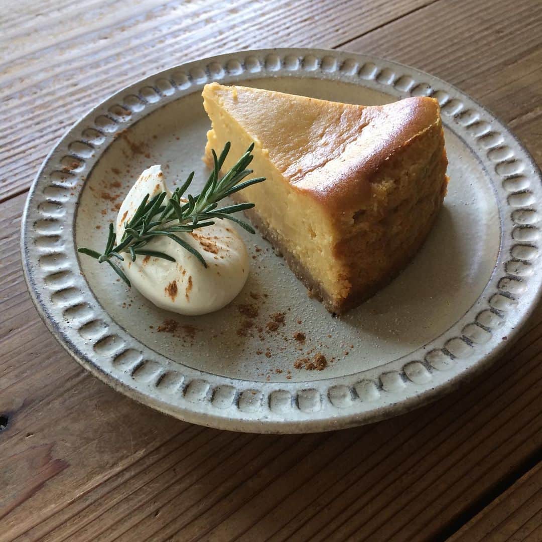 手紙社さんのインスタグラム写真 - (手紙社Instagram)「【手紙舎 2nd STORY 】 本日のチーズケーキは「さつまいものチーズケーキ」です。安納芋をペーストにしてたっぷり使用したしっとりとしたベイクドチーズケーキ」です。 . ランチには「栗とゴルゴンゾーラのパスタ」、ディナータイムにはチーズフェアのあつあつチーズメニューもご用意しております。今週解禁のヌーヴォーワインとあわせていかがでしょうか？ . 「クリスマススペシャルディナーコース」も予約受付中です。 . 2019/11/23 . #手紙舎#手紙社#カフェ#さつまいもチーズケーキ#チーズフェア#ヌーヴォーワイン#栗パスタ#クリスマスディナーコース」11月23日 12時58分 - tegamisha