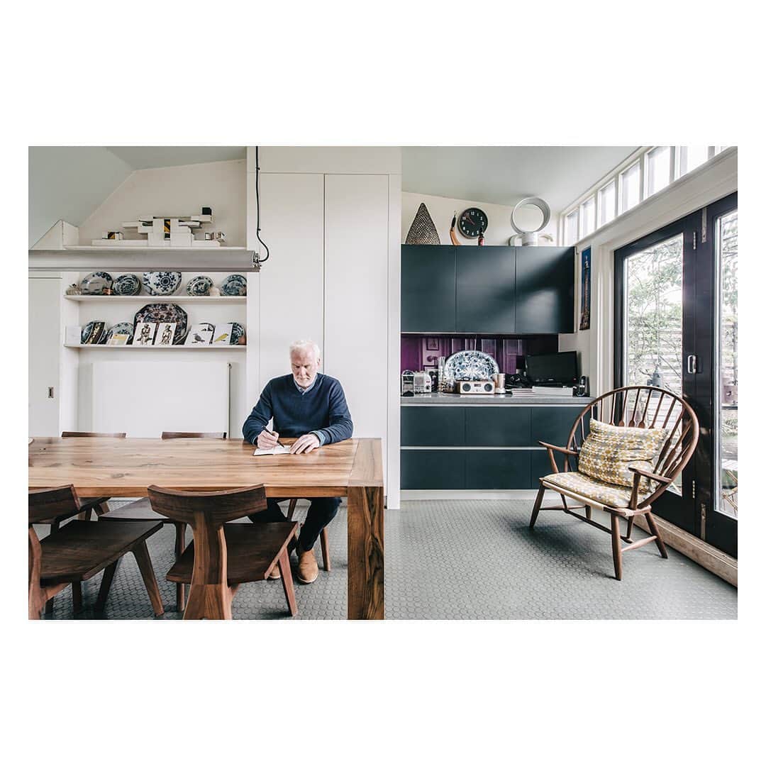 The Modern Houseさんのインスタグラム写真 - (The Modern HouseInstagram)「To coincide with the Spitalfields home coming on the market, we take a look back through our archives to when we spoke with architect Chris Dyson on restoring the listed Huguenot home in east London. Link in our bio to read more and see the sales listing.」11月23日 18時28分 - themodernhouse