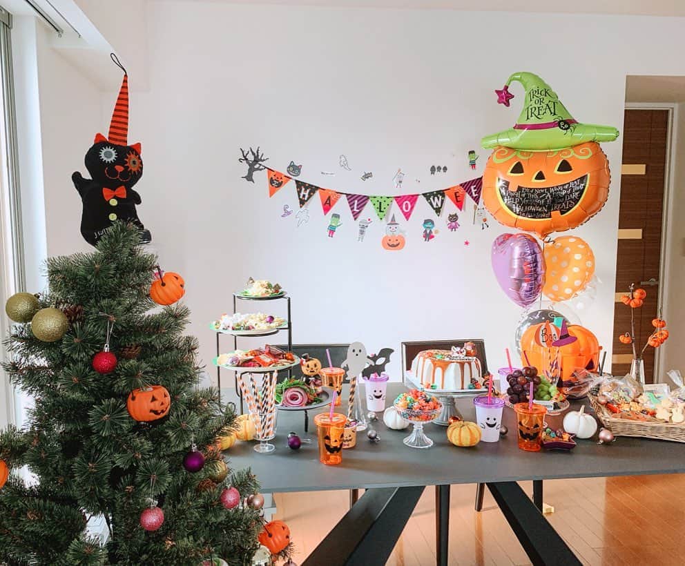 神谷美伽のインスタグラム：「今年のハロウィンパーティー🎃✨@hirokofudeokaひろちゃんと飾り付け♡ハロウィンツリーとか思いつかなかった😂可愛いすぎる！ツリーの🎃の中にはお菓子も入ってたよ！芸が細かい！！ 実はハロウィンは今まであまり挑戦してこなかったけど、子供たちが可愛すぎてこれなら毎年頑張れそう😘  すごく楽しい時間になりました♡♡ #ハロウィン #ハロウィンパーティー パーティー#テーブルコーディネート#姉妹ママ」