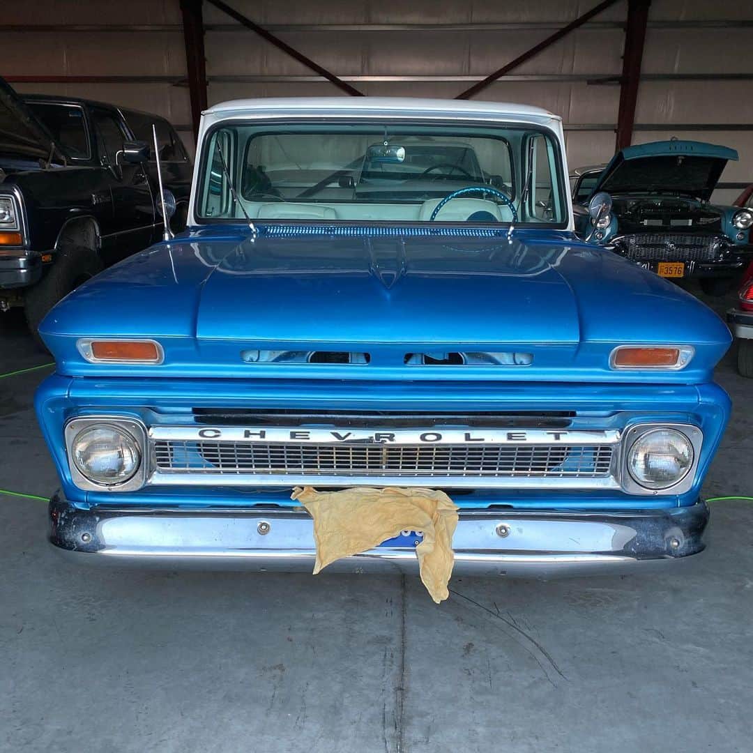 ストーン・コールド・スティーブ・オースチンのインスタグラム：「Ol Blue #1966 #chevy #c10  #truck #350 #auto」