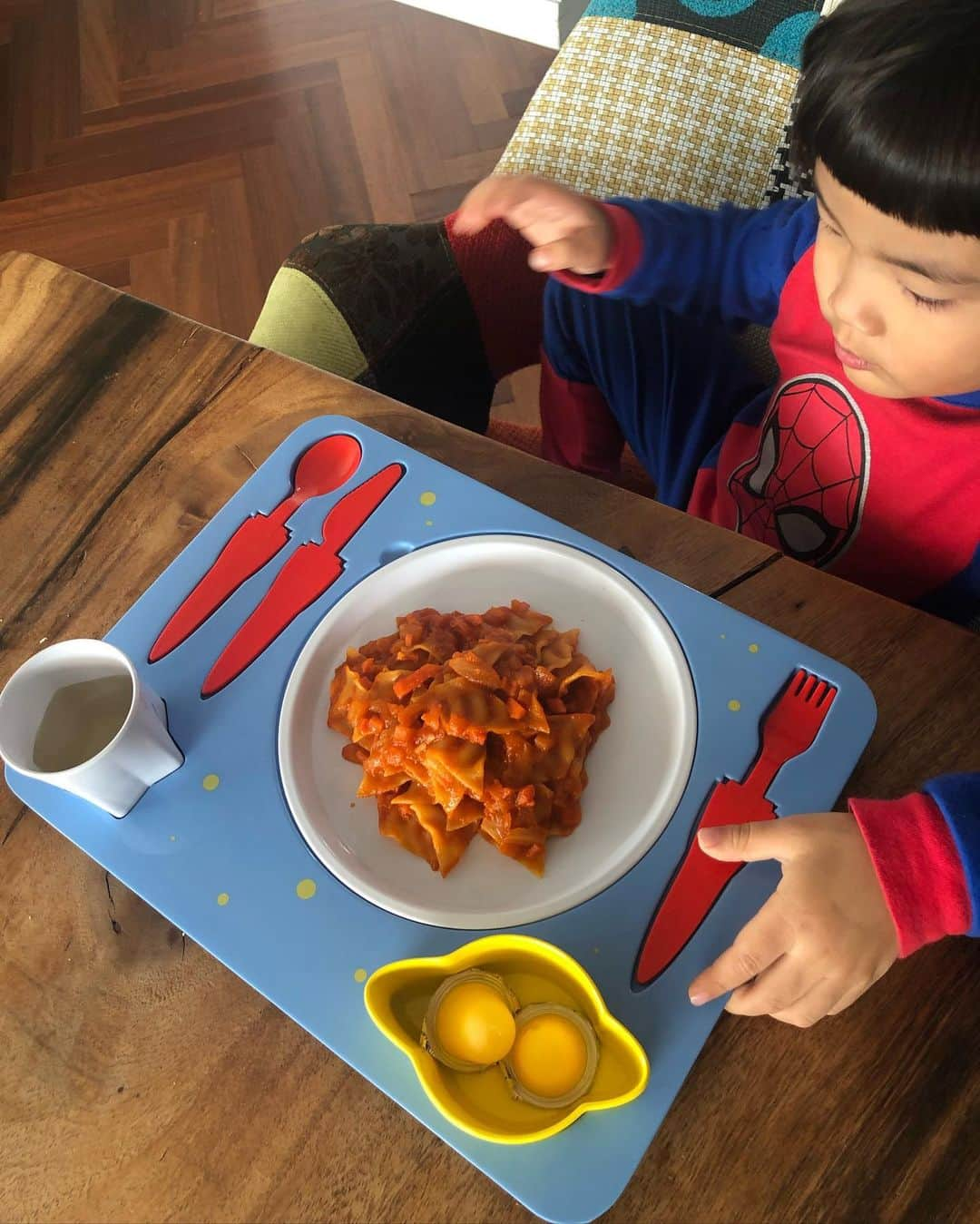 アン・ソニョンさんのインスタグラム写真 - (アン・ソニョンInstagram)「바로야... . . . 니가 자는 엄마 깨우면서 “나 파슷하 머꼬시퍼 파슷하!! “라고 외쳐대서... 분명 파스타 면 종류별로 보여주며 고르라고 했는데 바로가 “네모파스타” 골랐자나...🤦🏻‍♀️ 근데 왜 엄마가 야채 다지고 볶아서 기껏 토마토 파스타 해줬더니... . . . “길쭉한 국수로 파슷하 해줘야지!!! 국수 딺아줘!!! 국수 먹을꺼야!!! “ 해대는 거니....🤦🏻‍♀️ . . . . 내 기어이 뭐라도 먹이려 웃으며 국수 삶아서 다시 비벼내줄수 있는 #엄마라서참아지는 인내심에 스스로 가끔 놀란다는것만 알아두렴😌 . . . #아침부터차려서먹고나니점심😑 . . .  바로야  참고로 느그 아부지는 엄마가 생국수를 담아줘도 군소리 없이 다 먹는다는 것만 알아둬.....🤦🏻‍♀️ 뭐 차려주면 어색해하는 지경인것만 알고 있으.... 반찬 많이 해주면 설겆이감 늘어난다고 오히려 시무룩해지는것만 알아두그라.  그래서 느그 아부지 젤로 좋아하는 메뉴가 #국밥 이란다... 딱 #한그릇 만 씻으면 되어서🤣 . . . #이것이바로  #내아들과시어머니아들의차이 인가봉가  #스스방 아  #밀푀유나베 해줬더니 마니 어색해하네🤣🤣🤣🤣 이제 안어색하게 자기 밥도 종종 차려줘.... 볼께 ㅋㅋㅋㅋㅋㅋㅋㅋ (근데 그거 인터넷에서 산거얔ㅋㅋㅋㅋㅋ 담고끓이기만하믄 돼 너무 놀라고 그럼 내가 민망함🙈) . . . 설겆이... 힘들면.... 밥 그만하라고 자꾸 짜증내는데..... 그냥.... 내가 ....좋은 고무장갑 하나 사줄께 ㅍㅎㅎㅎ . . . . #바로네주말풍경  #바로네사는이야기」11月23日 13時13分 - anney_an_love