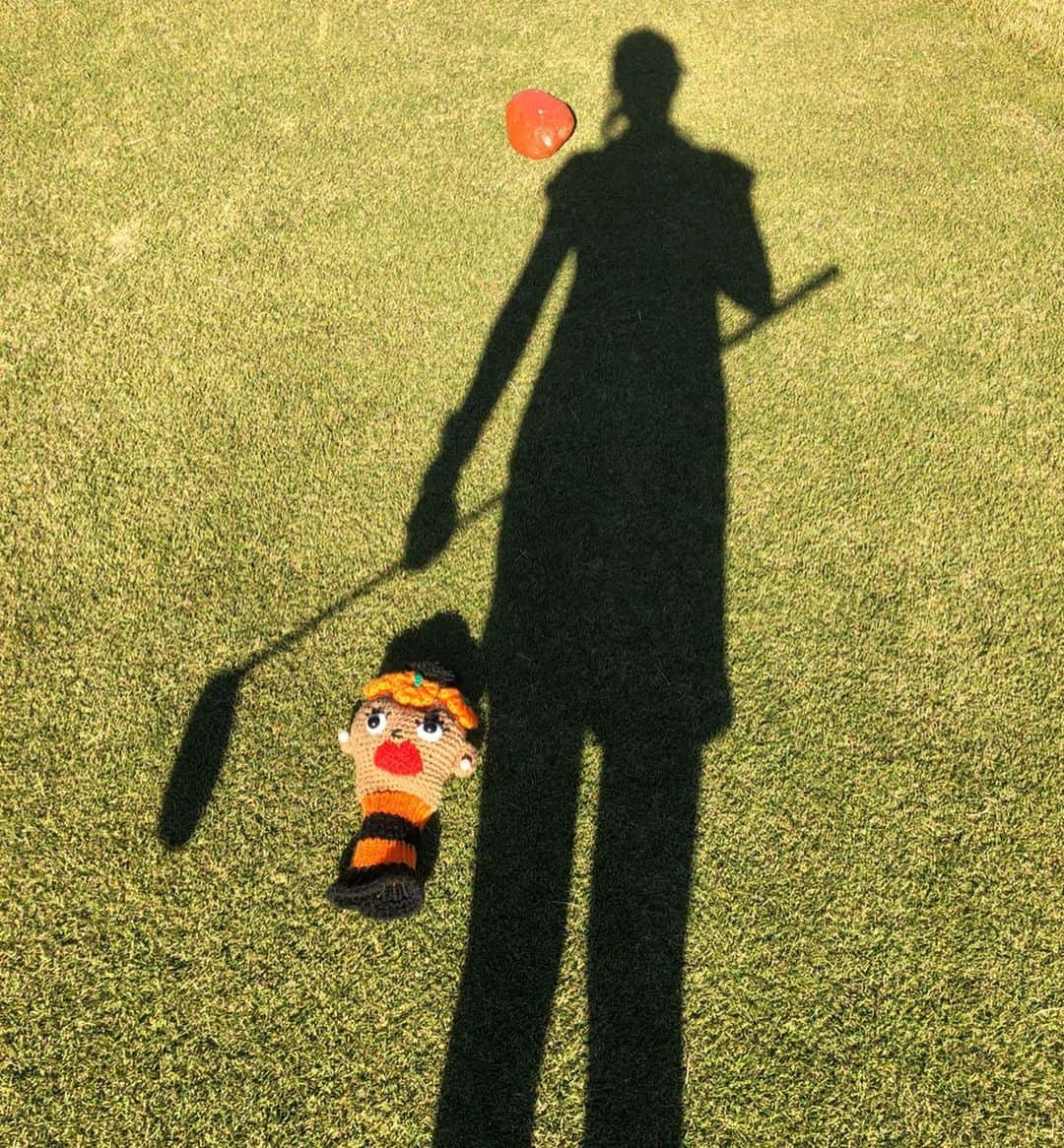 橋本真依さんのインスタグラム写真 - (橋本真依Instagram)「・﻿ 10月11月はゴルフベストシーズン🏌️‍♀️﻿ 毎日でも練習していたい✨笑﻿ ﻿ この日は11月はなのにあったかくて﻿ 途中からみんな半袖でした😂﻿ ﻿ 上手いおねーさまとまわらせてもらうと﻿ わたしももっと頑張りたい！って思う。。。﻿ ﻿ ドライバーもチョロ出てしまいました💦笑﻿ こういうミス無くしていきたいな〜💦﻿ ﻿ ﻿ 終わったあとは必ずコンビニでアイス🍨💗🥰﻿ ﻿ ﻿ ﻿ ﻿ ﻿ #女子力ねーさん#ゴルフねーさん#ゴルジョ#ゴルフ女子#ゴルフスイング#ゴルフコーデ#ゴルフ大好き #ゴルフ好きな人と繋がりたい#パーリーゲイツ﻿#ガーミン #happy#smile#love#peace#lucky#tbt#l4l#followme#followback#instagood#photooftheday#golf#golfswing#Garmin」11月23日 13時15分 - hashimotomai430