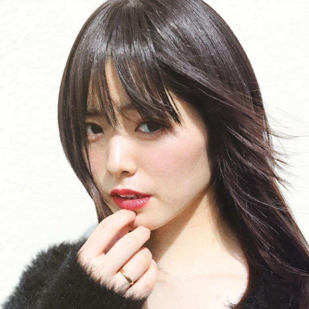 渡部幸也のインスタグラム：「昨日からの雨☔️、本当に嫌ですね😭 そんな中、昨日は都内スタジオでヘアメイクのお仕事💄、そして本日は大阪の梅花女子大学の学園祭のトークショーのヘアメイクに行きます🚅  明日の24日の日曜日は営業時間前から最終まで、本当に有難い事にご予約完売いたしまして、もしかしたら最終の19時半の枠がご予約可能かかもしれませんので、19時半にご希望の方がいらしゃいましたら、直接サロンにお問い合わせください🙇  それでは本日も1日、よろしくお願いします✨  #ヘアスタイル #ヘア #髪型 #ヘアカタログ #ヘアセット #くせ毛風パーマ #透明感カラー #梅花女子大学 #恵比寿美容院 #代官山美容室 #代官山美容院 #美容学生 #中目黒美容師 #代官山美容師 #恵比寿美容師 #中目黒美容室 #中目黒美容院 #恵比寿美容室 #サロンモデル #中目黒ランチ #恵比寿ランチ #hpb_hair #中目黒 #代官山 #恵比寿 #渋谷 #ar_magazine #murua #emoda #americanvintage」