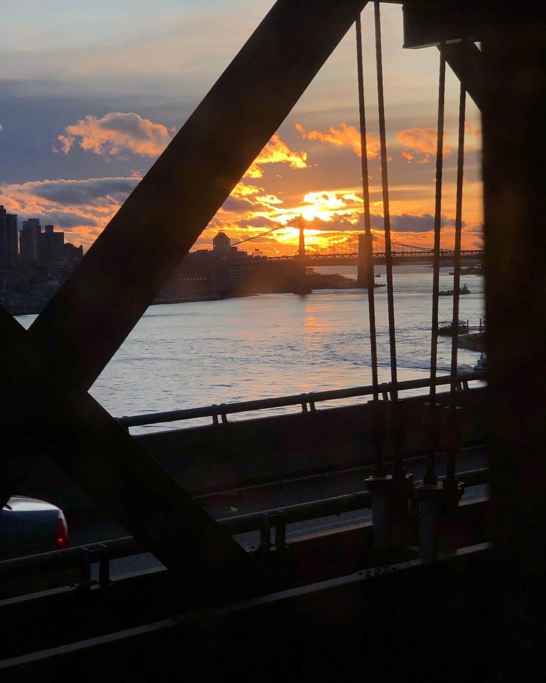 Victoria Leeさんのインスタグラム写真 - (Victoria LeeInstagram)「Views from the Williamsburg Bridge tonight - This sunset!🔥」11月23日 13時22分 - victorialee