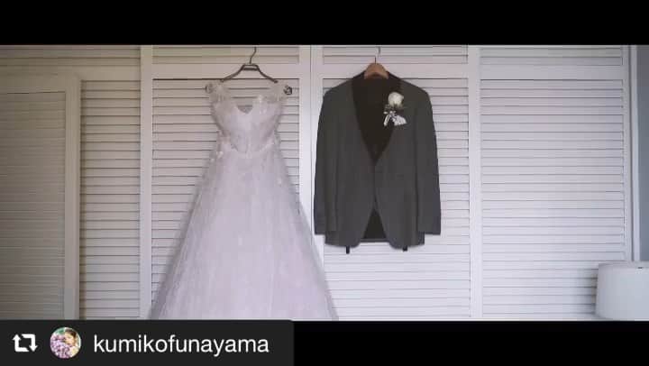 のインスタグラム：「MAGNOLIA WHITEのウエディングドレスを舟山久美子様がご自身の前撮りでお召しになりました。﻿ ﻿﻿ dress.﻿ Angel Sanchez(@angelsanchezusa )﻿ 1606﻿ ﻿ pierce.﻿ Untamed Petals(@untamedpetals )﻿ clover﻿ ﻿ --﻿ #repost @kumikofunayama  実はハプニングもあり﻿ どうなるかと思いました😢💦﻿ ですがどれも一生の宝物になって本当に良かった🥰！！！﻿ .﻿ テーマは﻿ 『絆』『自然体』『未来』﻿ .﻿ .﻿ 結婚して毎日幸せですが﻿ 人生幸せだけではないと思います😶 ﻿ これから２人できちんと﻿ 幸せは噛み締めて、逆境は乗り越えて、﻿ わたし達の未来を作っていけるように努力したいと思います☺️💗！﻿ .﻿ .﻿ 写真もあるので﻿ 後日またちょこっと色んなSNSでUPしますね📸💗﻿ .﻿ .﻿ どれにするか選べず三つUPしちゃったけど…﻿ 見てくれた方々ありがとうございます🙇‍♀️💗﻿ .﻿ #wedding #hawaii  #photo #shooting #movie﻿ #プレ花嫁 #ウエディング #ウエディングドレス #ハワイ #前撮り﻿」