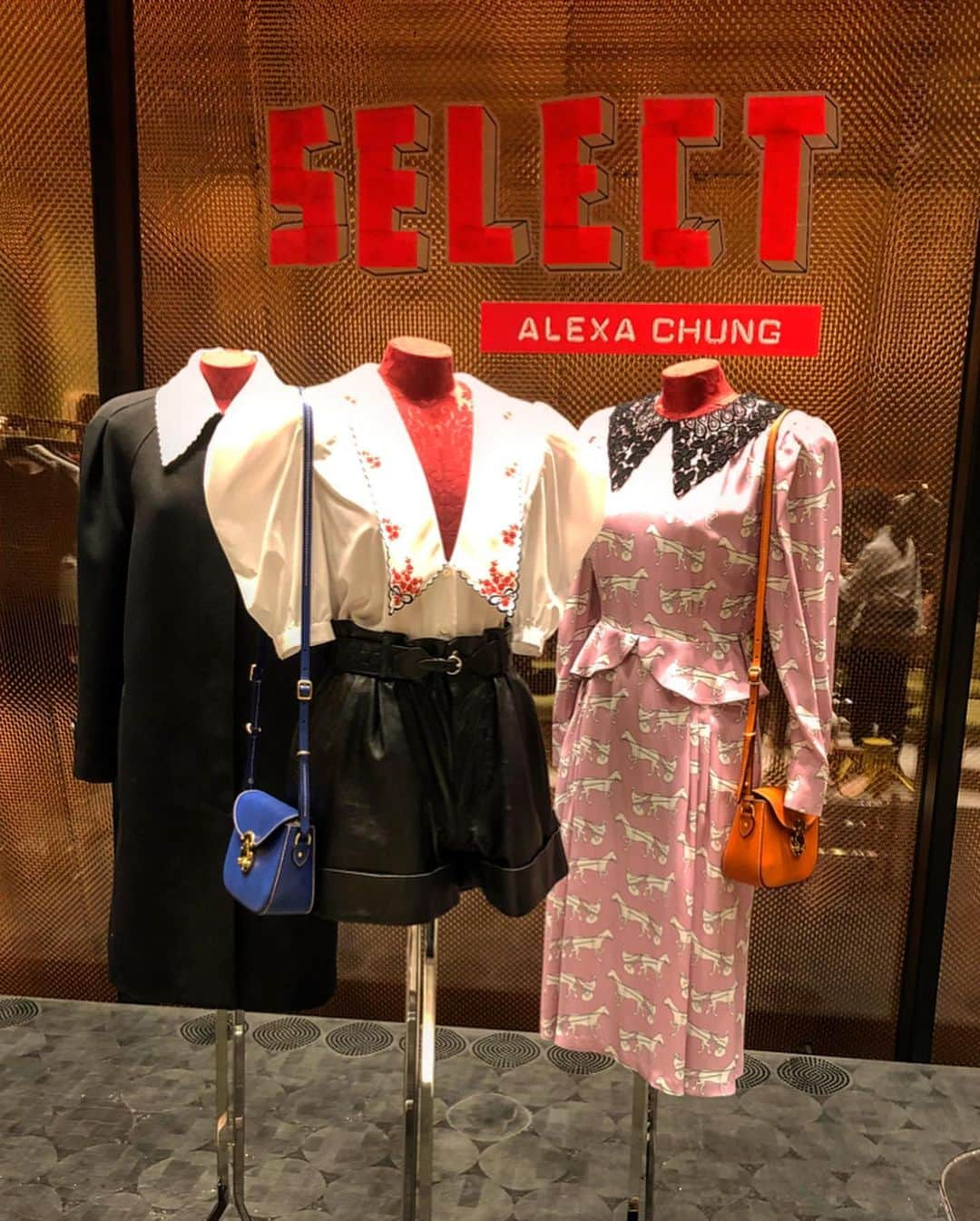 エリーローズさんのインスタグラム写真 - (エリーローズInstagram)「Last night w/ lovely @alexachung at  #MIUMIUSELECT @miumiu ♥️ 気さくで凄くチャーミングなアレクサ。前日の夜もライブハウスでバッタリ遭遇。ミュウミュウのコレクションから彼女が好きなものをピック。 ブリットガールテイストのセレクション可愛かった。」11月23日 13時27分 - ellirose