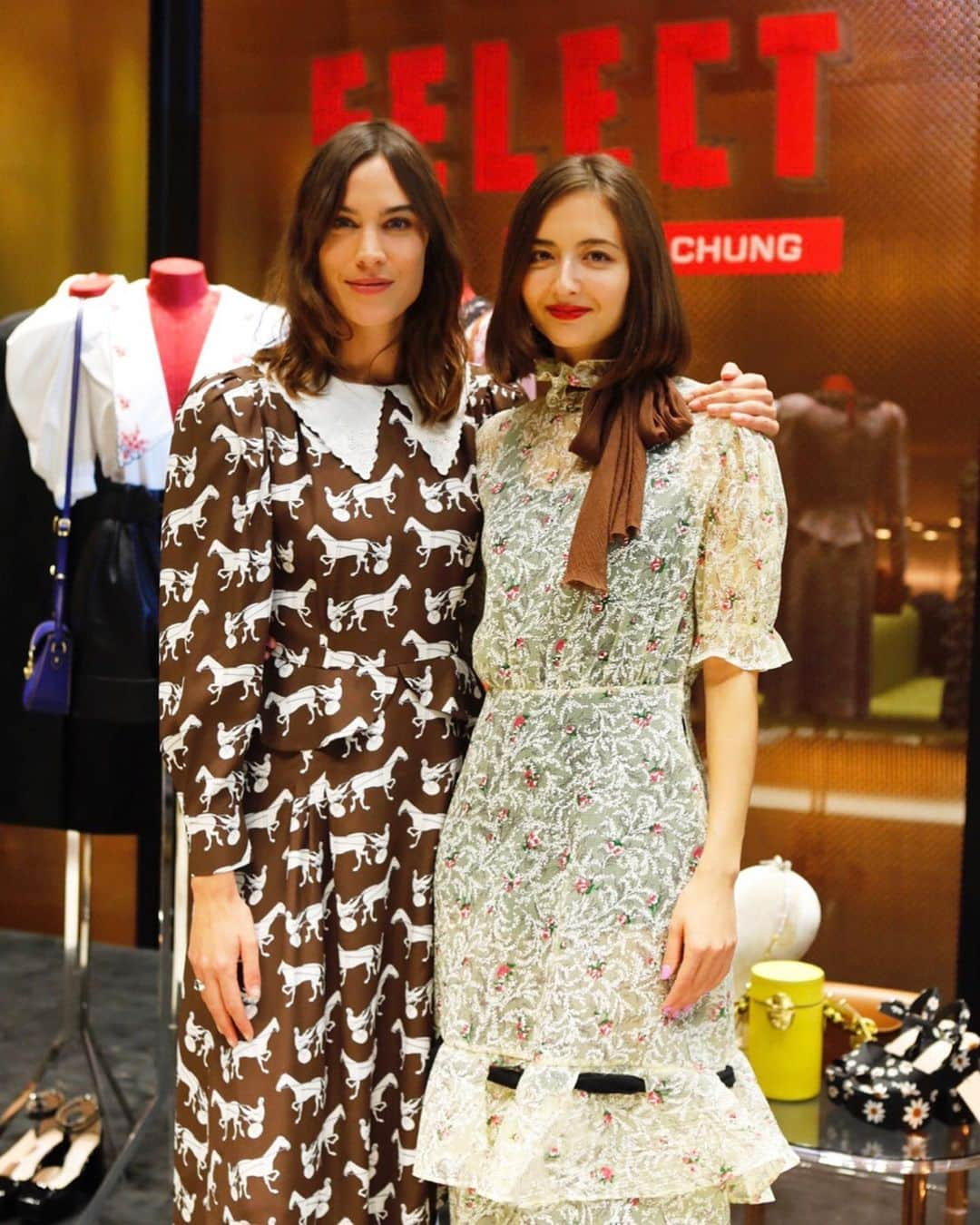 エリーローズさんのインスタグラム写真 - (エリーローズInstagram)「Last night w/ lovely @alexachung at  #MIUMIUSELECT @miumiu ♥️ 気さくで凄くチャーミングなアレクサ。前日の夜もライブハウスでバッタリ遭遇。ミュウミュウのコレクションから彼女が好きなものをピック。 ブリットガールテイストのセレクション可愛かった。」11月23日 13時27分 - ellirose