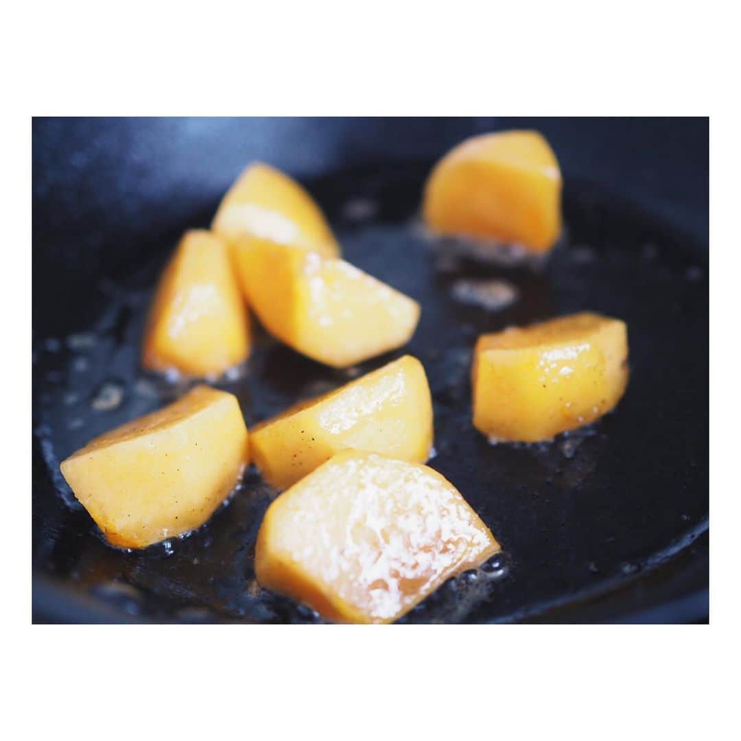 高山都さんのインスタグラム写真 - (高山都Instagram)「フルーツとクリーミーなチーズの組み合わせ、大好物♡ 旬の柿は、軽く火を通すと表面がとろんとして甘みが増す。 マスカルポーネを乗っけて、メープルシロップをかけて。 @glam.jp で連載中の　#みやれしぴ　今回はパーティーメニューにもオススメの簡単だけど、華のあるひと皿。 しっかりめの白ワインと、ちびちびいただきたい♡ カッテージチーズにすると、ヘルシーでさっぱりといただけます。 お皿は　#文祥窯 とフランスで買ってきたアンティークのもの。 もうvol.84かー。これ書籍化したいな。(ボソッ) #みやれゴハン」11月23日 13時45分 - miyare38