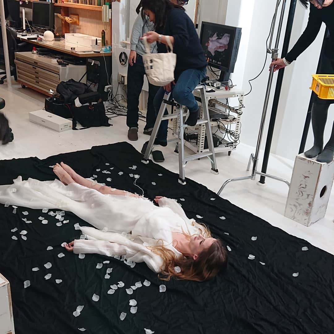 アナンダ・ジェイコブズのインスタグラム：「Shooting new music video in Tokyo♪ Beautiful team! #musicvideo #artisticshoot fashion by @crupnova, styling by @taky_ikura, makeup by Ritsuko Aino, shot by @toshikazuoguruma with lots of love at #teruuchistudio #mirror #anandajacobsmusic」