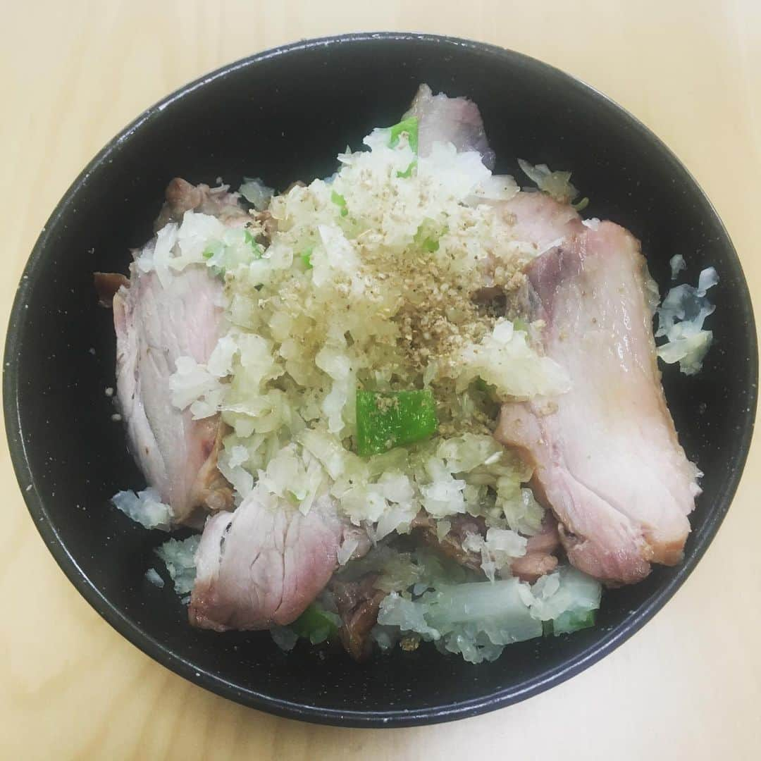 椿鬼奴さんのインスタグラム写真 - (椿鬼奴Instagram)「姫路で頂いた超美味いチャーシューと主人がサルサソース作るのに切ってあった玉葱とピーマンを蒸してチャーシュー丼にしたよ‼️最高に美味い‼️‼️」11月23日 13時56分 - tsubakioniyakko