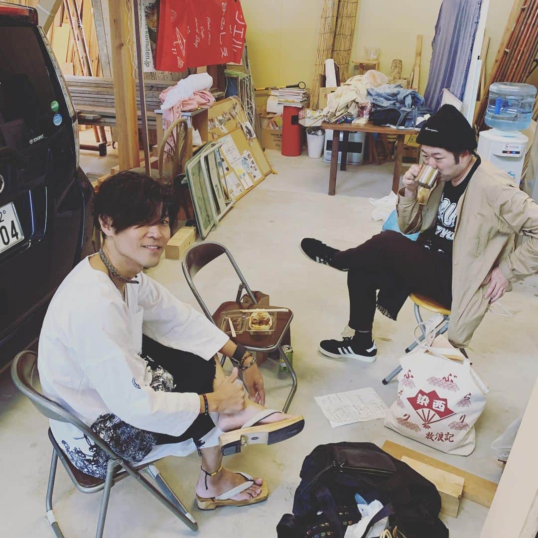 のインスタグラム：「本日は、高松ぶらりふたり放浪記！ めちゃサイコーな場所！ こちらは出番待ちの裏で、たこ焼きなう！  #ぶらりふたり放浪記」