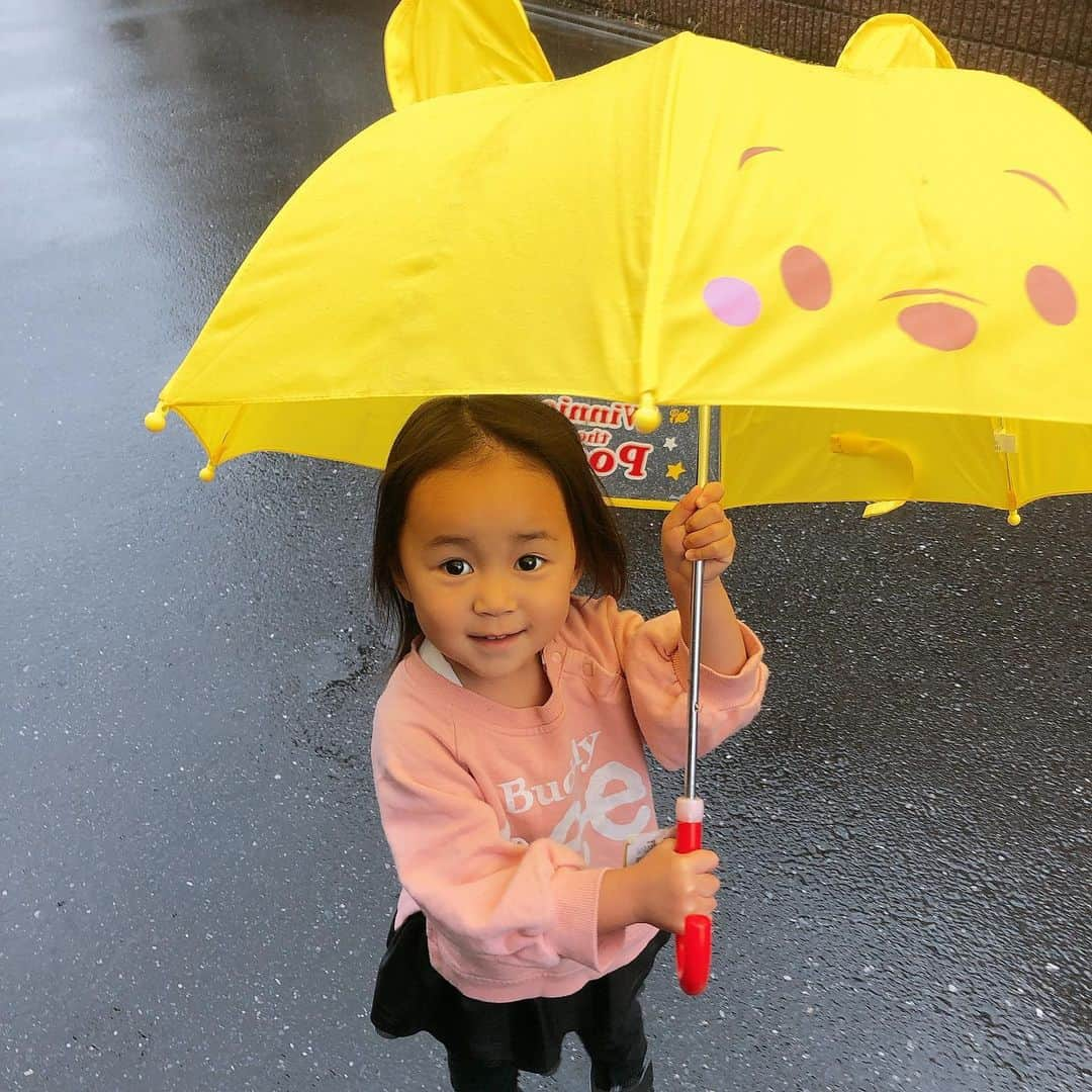 美奈子さんのインスタグラム写真 - (美奈子Instagram)「はじめての MY傘🌂  1人ではじめて傘をさしてみました。  傘が変わると気分もちょっと変わるね٩(ˊᗜˋ*)و  雨の日は苦手だけど 楽しみを探したい💕  #はじめてのMY傘 #ゆづ #美奈子 #雨の日」11月23日 13時58分 - minako_official