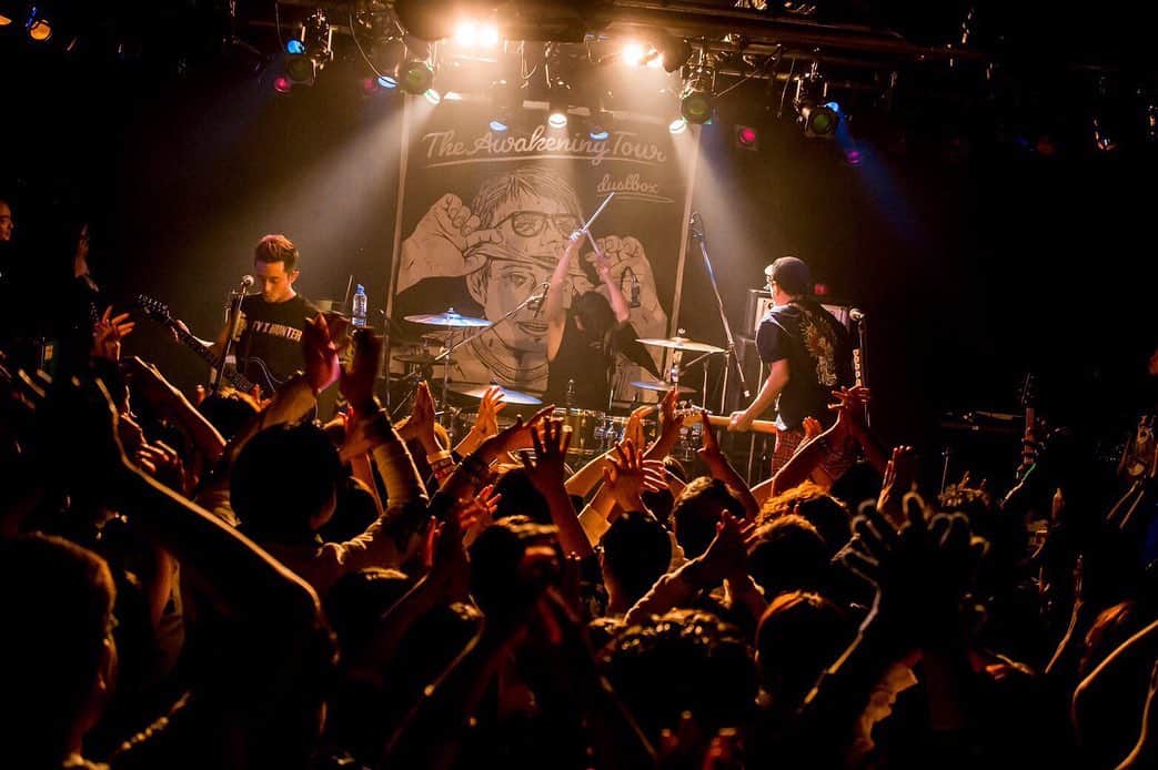 Bunta のインスタグラム：「dustbox The Awakening Tour 2本目秋田SWINDLE終了👍 このタイミングで対バンできて刺激受けまくり🔥盛岡もヤバかったけどツアーの後半戦って事でかなりバンドが仕上がってて、演奏のキレとライブのスピード感が毎回半端ない🤟🏼 俺たちももっともっと積み上げて行きたいな🥴  photo: 岩渕直人  #totalfat #dustbox  #drumforhappy #シャクれドラマー」