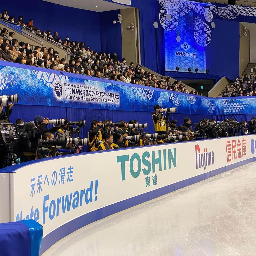 イナキョウコさんのインスタグラム写真 - (イナキョウコInstagram)「In case you have no idea which practice group #yuzuruhanyu happens to be on, just look for the wall of photographers. . . . . . . #usfigureskating #teamusa #jsf #nhktrophy #isu #grandprix #iceskating #rockstar #goat」11月23日 14時01分 - inakyoko