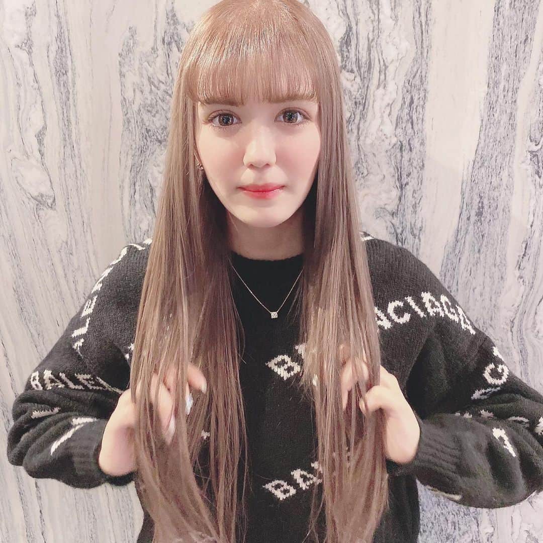 のインスタグラム：「エクステ付けて髪の毛染めたよ🧸♥️ ミルクティーショコラベージュ💕🍫🍼 (いつもいきなり撮ってくるからこの顔よw) ・ いつも髪の毛綺麗なロングにしてくれるまほーんさん、いつも完璧に可愛い色にしてくれる平野さん、いつもありがとうございます🥰 今回のヘアチェンジ動画撮ったから来週YouTubeにアップするよ✨ #me #ankhcross #brooch #hair #newhair #balenciaga」