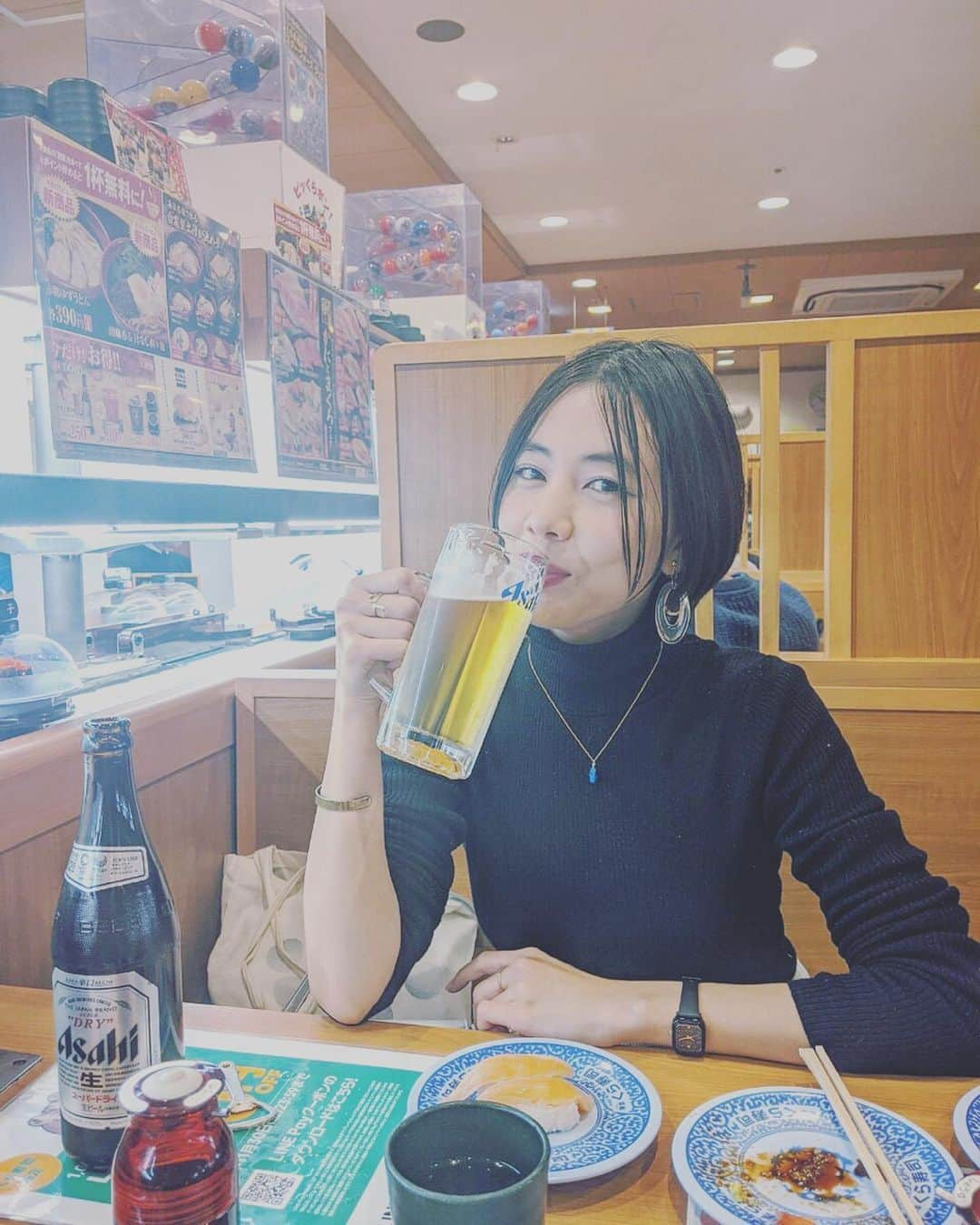 木村仁美さんのインスタグラム写真 - (木村仁美Instagram)「11月ですね。寒いですね。回転寿司とビール🍺で乾杯。  あんまりお外でお酒を飲む機会がないのですが、久しぶりに飲むとクーっ！ってなりますね。真剣な眼差しです  お味噌汁は必ず飲みます。☺️✨ そして茶碗蒸しボーナスタイムで2個も食べちゃいました。テヘ  9月半ばくらいから色んな調子が狂って、あーやばいなぁと思ってたけどだいぶ調子を取り戻す？リニューアルできそうな感じで回復してきた気がするんだ  少しずつやってこう。決意しました 朝起きて外に出て、って事が当たり前だけど全然当たり前じゃなくなっちゃうこともある でも自分を責めるだけだと何も変わらないです  ゆっくり休んで、心をいたわって 大事にだいじに　花丸をつけてあげよね いま自分にしてあげられたことはきっとこれから先もとてもお守りのように役に立つ気がする  笑って生きましょう＾＾ 時間は限られてるなぁ あっという間に年末ですよ！  お寿司🍣らぶ . . . . . . . . #chamiと生活 #お寿司#ビール#お疲れ様#🍣#ショートヘア#幸せ#食べるの大好き #乾杯ビール #ショートヘアー女子」11月23日 14時02分 - chami_cat