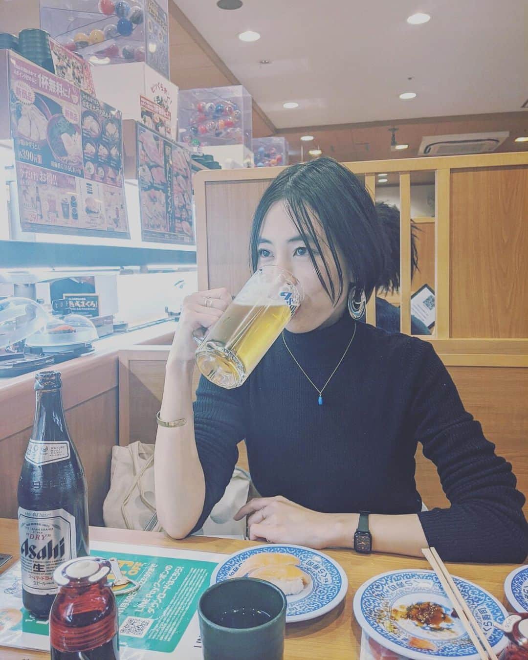 木村仁美のインスタグラム：「11月ですね。寒いですね。回転寿司とビール🍺で乾杯。  あんまりお外でお酒を飲む機会がないのですが、久しぶりに飲むとクーっ！ってなりますね。真剣な眼差しです  お味噌汁は必ず飲みます。☺️✨ そして茶碗蒸しボーナスタイムで2個も食べちゃいました。テヘ  9月半ばくらいから色んな調子が狂って、あーやばいなぁと思ってたけどだいぶ調子を取り戻す？リニューアルできそうな感じで回復してきた気がするんだ  少しずつやってこう。決意しました 朝起きて外に出て、って事が当たり前だけど全然当たり前じゃなくなっちゃうこともある でも自分を責めるだけだと何も変わらないです  ゆっくり休んで、心をいたわって 大事にだいじに　花丸をつけてあげよね いま自分にしてあげられたことはきっとこれから先もとてもお守りのように役に立つ気がする  笑って生きましょう＾＾ 時間は限られてるなぁ あっという間に年末ですよ！  お寿司🍣らぶ . . . . . . . . #chamiと生活 #お寿司#ビール#お疲れ様#🍣#ショートヘア#幸せ#食べるの大好き #乾杯ビール #ショートヘアー女子」
