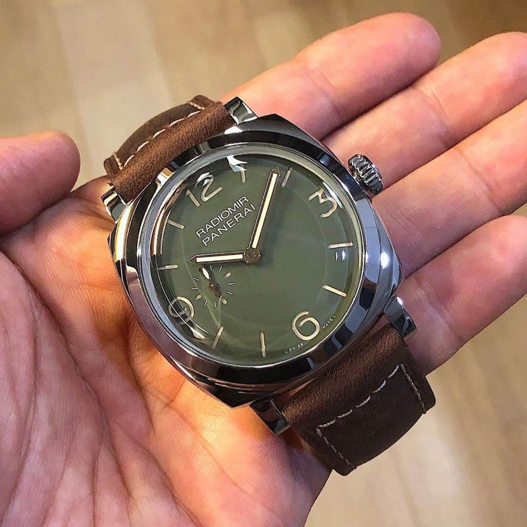 パネライのインスタグラム：「This is a #Panerai #Radiomir I can rock daily. The #PAM995 green dialed beauty. Pic by @peterloveone #paneraicentral」