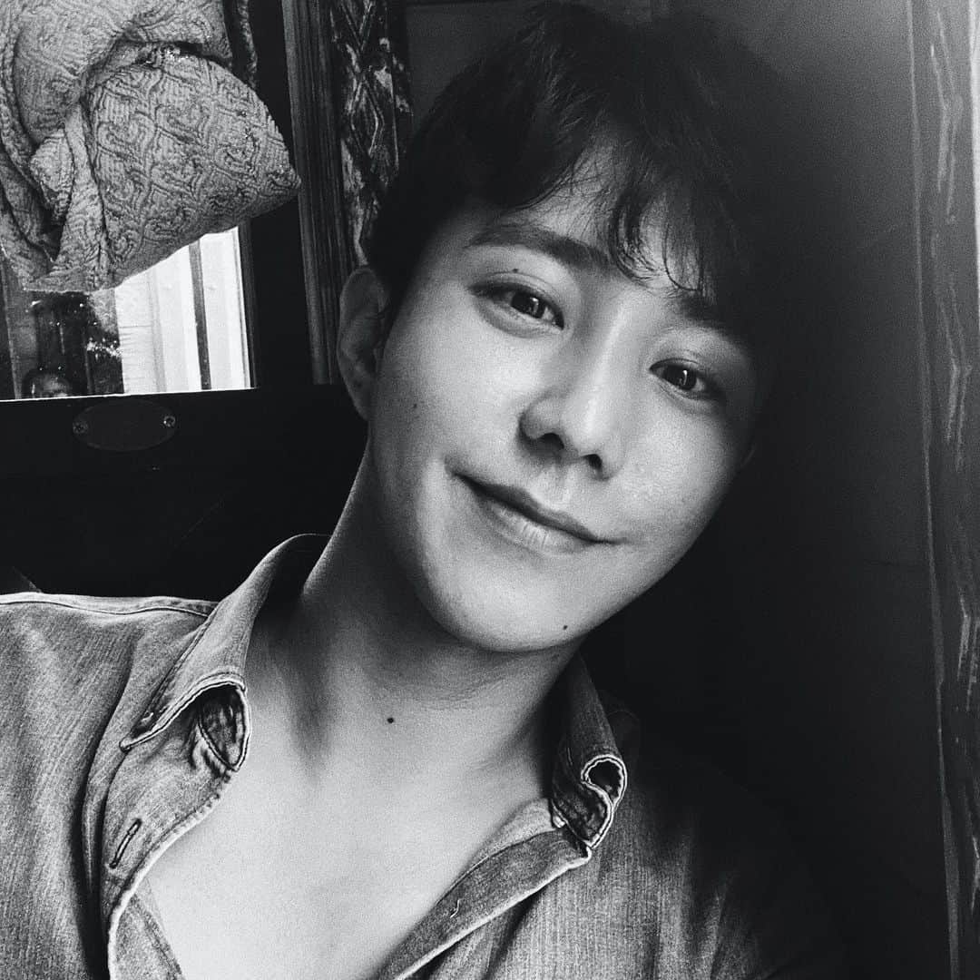パクジホさんのインスタグラム写真 - (パクジホInstagram)「음악 듣는걸 좋아하는 이유는 그때의 감정이나 분위기를 떠오르게 해주니까☺️」11月23日 14時12分 - jihogram