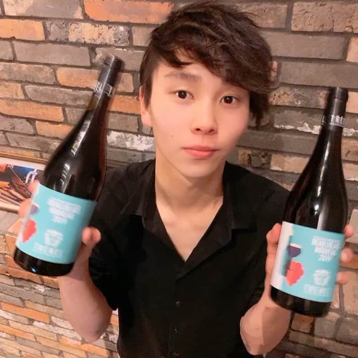 のインスタグラム：「こんにちは！PITTAVERN栄店のみゆきです😊  皆さんお待ちかね！ ボジョレーヌーボー2019解禁です✨  ボトルでも、グラスでもご注文頂けます♪🍷 今年のボジョレーを、是非当店自慢のお肉と一緒にお楽しみください💓  ボトル:¥3400- グラス:600-  沢山のご来店お待ちしております！！😉🙌」