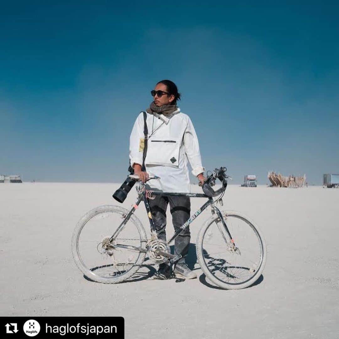 佐藤健寿のインスタグラム：「11/27 Haglöfs Presents SWEDISH WINTER PARTY @Tokyo2019（渋谷TRUNK HOTEL）で登壇します。砂漠でHaglöfsを着て自転車に乗っている理由は長くなるので会場で。イベント詳細は↓↓ ・ ・ #Repost @haglofsjapan with @make_repost ・・・ ”Haglöfs Presents SWEDISH WINTER PARTY @Tokyo 2019”開催！ 3番目のゲストスピーカーは フォトグラファー佐藤健寿。世界各地の“奇妙なもの”を対象に、博物学的・美学的視点から撮影・執筆。写真集『奇界遺産』シリーズは異例のベストセラーに。またテレビ・雑誌などのへの出演も多数。  今回のイベントでは、【極北に暮らす遊牧民族を追って 】をテーマに、ロシア最北部、マイナス40度の環境に暮ら少数民族撮影の様子をスライドとともにお伝えしていただきます。  是非、みなさまお誘い合わせの上、ご参加ください。  開催日: 2019年11月27日（水） 時間: 19:00 – 21:00 (open 18:30) 会場: TRUNK(HOTEL)_ONDEN ※１F ”TRUNK BAR”の奥からご入場ください。 参加費: 無料 参加方法：プロフィールのリンクのFaceBookイベントページにて参加予定にクリックをお願いたします。 #ホグロフス #北欧 #スウェーデン #アウトドア #パーティ #tokyo #佐藤健寿　#trunkhotel」