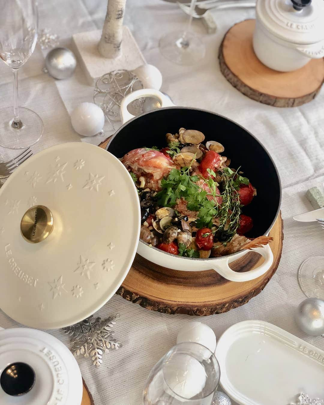 Le Creuset Japon　ル・クルーゼ ジャポンさんのインスタグラム写真 - (Le Creuset Japon　ル・クルーゼ ジャポンInstagram)「テーブルの上から、冬仕度。ル・クルーゼアンバサダー幕内明日香さん @asuka_makuuchi の“塩麹でつくるかさごのアクアパッツァ“。季節やテーマに合わせたテーブルコーディネートとおもてなしオーガニック料理のサロンを主宰されている、幕内さんならではのコーディネートです。 料理のポイントは、かさごの下味に使っている塩麹。シンプルな味付けでも旨味が引き出されて、味わい深い一品に！ . #ルクルーゼ #lecreuset ＃ルクルーゼアンバサダー #アンバサダー #シンプルクッキング #お料理教室 #クッキングラム #cookingram #手料理#おうちごはん #うつわ #器 #器好き #簡単ごはん #デリスタグラム #アクアパッツァ #カサゴ #塩麹」11月23日 14時07分 - lecreusetjapon