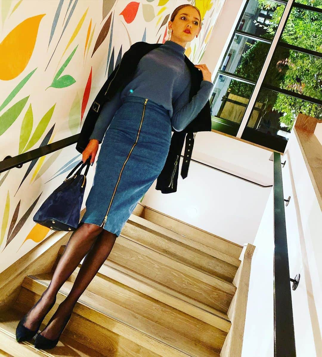 ヴラダ・ロスリャコヴァのインスタグラム：「Perfect pencil skirt situation here. #movienight #thetwopopesmovie」