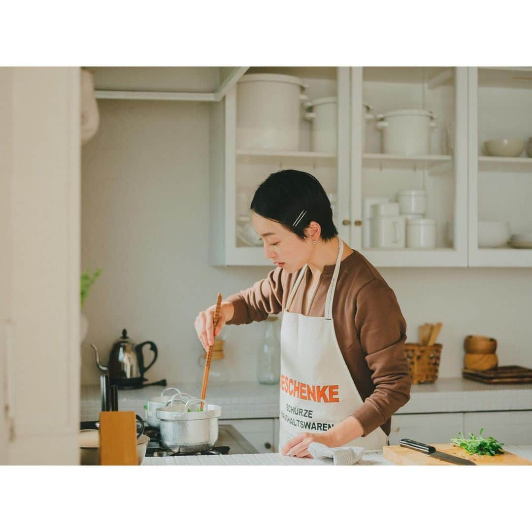 高山都さんのインスタグラム写真 - (高山都Instagram)「一気に寒くなって、湯気にときめく季節がやってきた。 そんな日は鍋！やっぱり鍋！ 簡単で、栄養バランス良くって、ホッとする。 ワタシは鍋の素は使いません。 けど、難しい調味料も面倒な手順もなく、帰宅してすぐ食べられるやつがいい。 @fraumagazine でレシピ2つ紹介しています。 #高山都のゆるごこちlife  photo @nobukikawaharazaki  hairmake @chikasuzuki1  edit @chikayo_st」11月23日 14時28分 - miyare38