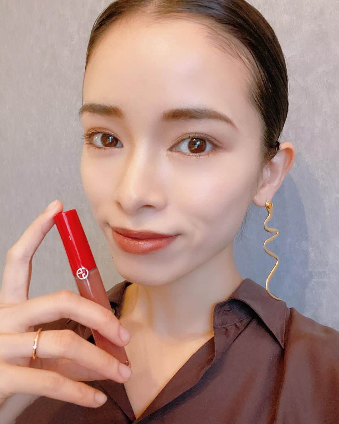 のインスタグラム：「お気に入り💄 @armanibeauty のリップマエストロ102番。 落ち着いたブラウンっぽいカラーが 普段使いしやすい。 ＆こなれてる感( ^ω^ ) .  #selfie #selfiegram  #japanese #tokyo #mom #mother #blackhair #黒髪 #makeup #hairmake  #momlife #mommylife #mommy #男の子ママ #女の子ママ#ママライフ #motherof2」