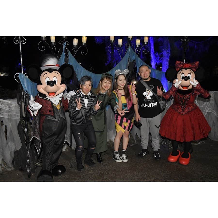 北条佳奈のインスタグラム：「アメリカ旅行記day1🇺🇸❤️﻿ ﻿ 10月終わりから行ったアメリカ旅行記振り返ってみましょう😍﻿ 写真いっぱいあるからスクロールして全部見てな🥺💋？﻿ ﻿ 到着してすぐさま向かったのは、ディズニーアドベンチャーパーク🏰🎡💕﻿ Oogie Boogie Bash Halloween Partyへ参加しました👻🕸﻿ ﻿ ハロウィン仕様の衣装着たミキミニが可愛すぎた🥺﻿ 1枚目のミニーちゃんのダブルピース可愛すぎない🥺🥺🥺？笑﻿ ﻿ ハロウィンならではの暗く怪しくでも楽しい雰囲気を楽しめてフライト疲れとか関係なしに遊んだのでした🤤❤️﻿ ﻿ to be continue…🌈 #disney #disneyhalloween #disneygram #disneyphoto #disneyfans #californiaadventure #disneycaliforniaadventure #disneyworld #disneylove #ディズニー #ディズニーハロウィン #カリフォルニアディズニー #tagsforlikes #instagood #followｍe #🏰」