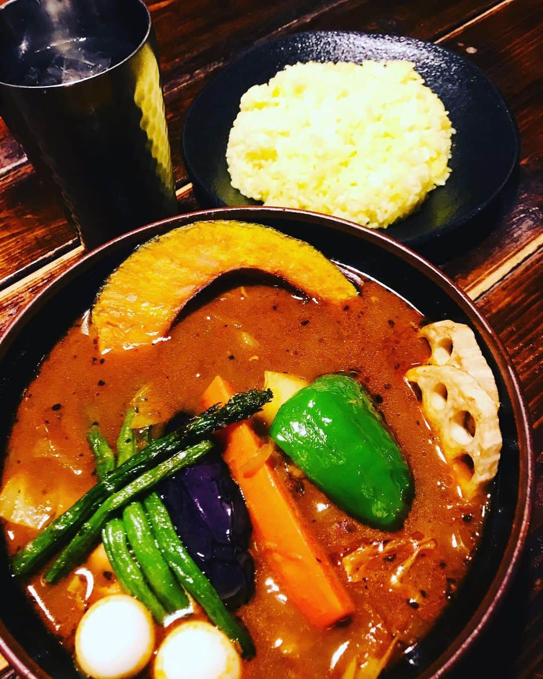 美川憲二さんのインスタグラム写真 - (美川憲二Instagram)「札幌でスープカレーよ〜😋🍛🍴✨✨✨✨✨✨✨✨ 大好き「ラマイ」さんのスープカレーはスープが濃厚でチキンはトロトロとろけるくらい柔らかいの〜😍💕💕💕💕💕💕💕 今流行りの侍なんちゃらスープカレーより、札幌で並ぶガラクより、 食べログの点数が高いのよ‼️😜😃👍👍👍👍👍 それだけ美味しいってことです‼️ #ラマイ #札幌スープカレー  #断トツナンバーワンの美味しさ  #食べログの点数高い  #一度お試しあれ  #店内もアジアンチックで可愛い #美川憲二 #ものまね」11月23日 14時43分 - mikawakenji