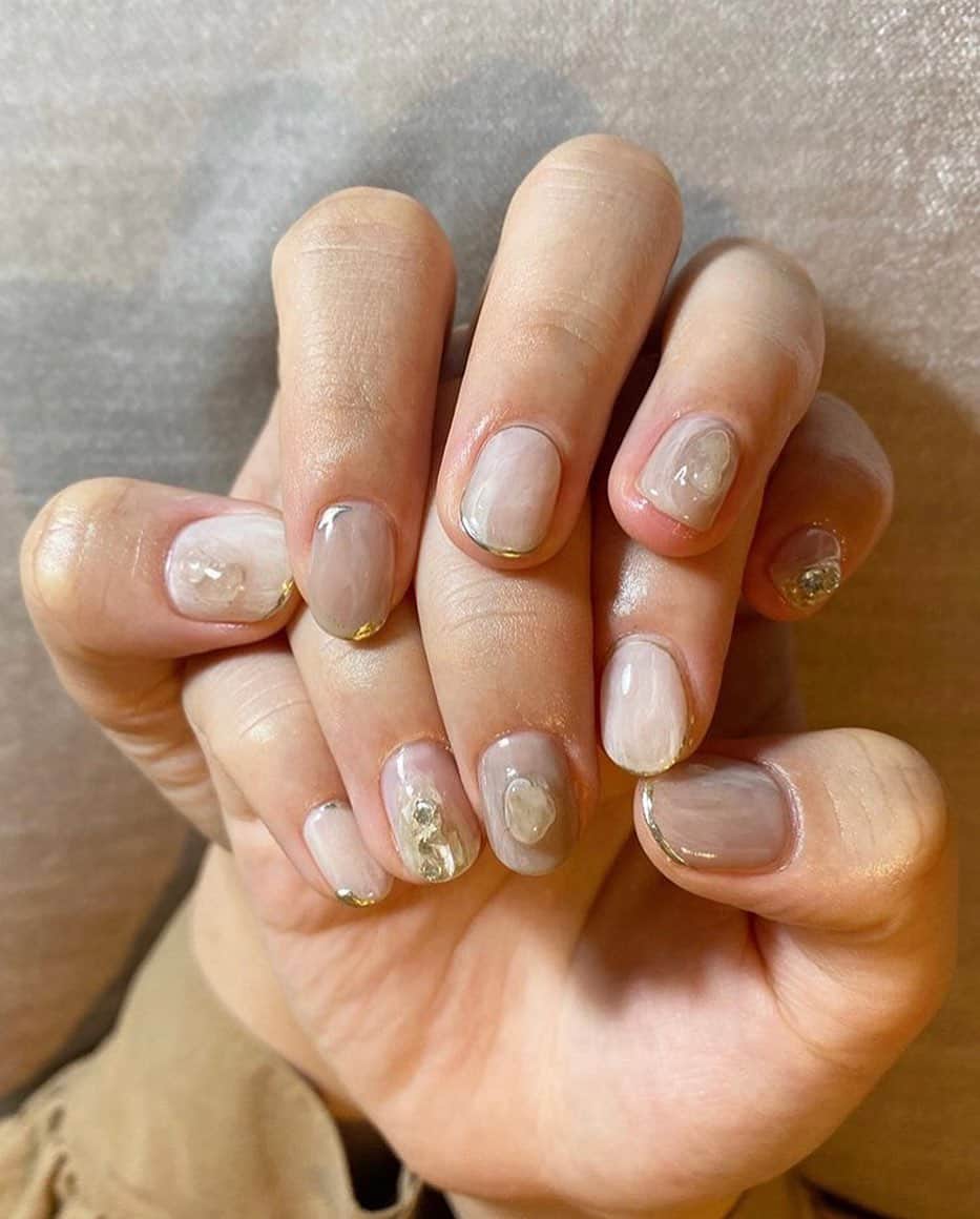 Locariのインスタグラム：「【大人可愛く♡@mgnail16さんに学ぶ「トレンドネイルを上品にまとう方法」】 ぜひ記事をチェックしてみてください♡ photo　by @mgnail16 さん . . . #nail#nailart#locari#simpleブライダルネイル#抜け感ネイル#くすみカラー#ネイル#ネイルアート#シンプルネイル#ブーケ#ニュアンスネイル#ヴィンテージ#プレ花嫁#ブライダルフォト#ハワイ前撮り#ウエディングネイル#大人ネイル#冬ネイル」