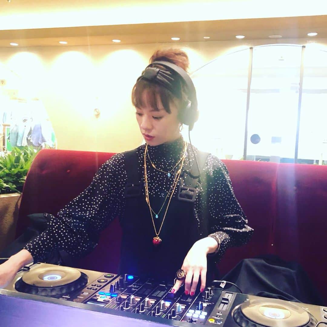 azumiのインスタグラム：「昨日は #ホテルニューオータニ東京 のガーデンラウンジで行われたデザートブッフェのレセプションにてDJでした。#ピエールエルメ のスイーツに皆さん目が輝いて素敵な空間になっていました。音楽も楽しんでもらえたかなー？イチゴに特化したイベントなので昔のイチゴを引っ張り出しました🍓ドットのトップスは安田美沙子ちゃん @yasuda_misako プロデュースの @reedit_official 可愛い❤️ #azumidj #wyolica #ワイヨリカ」