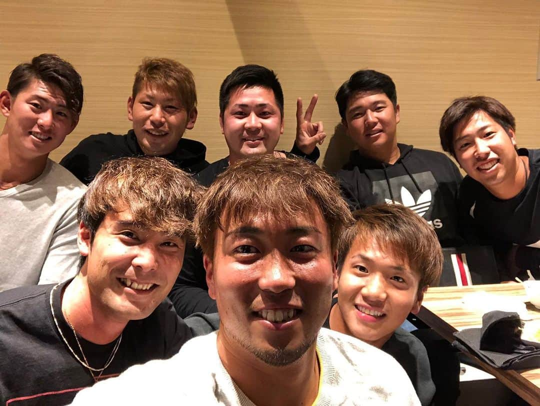 上原健太さんのインスタグラム写真 - (上原健太Instagram)「昨日は同期会！！ みんなが揃ったのは何気に初。笑 楽しかった！ 僕はこの写真見て、井口(煮卵)の黒さに驚いてます笑笑 ※いぐてぃーをいじるのが最近の趣味です。  #姫野優也#加藤貴之#田中豊樹#横尾俊建#吉田侑樹#平沼翔太#煮卵#井口和朋」11月23日 15時02分 - kenta.uehara20