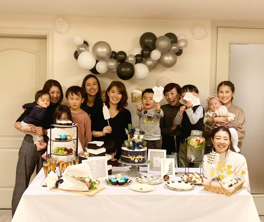 神谷美伽のインスタグラム：「ママ友のゆりちゃんのベビーシャワー👶🍼♡✨男の子と言うことで今回は初めてのモノクロに挑戦してみました！！ちょっと大人の雰囲気で新鮮でした😆  そして友達手作りのダイパーケーキとカップケーキが素敵すぎる🥰  ゆりちゃん、出産頑張ってね🥳次は赤ちゃんも一緒に会えるのを楽しみにしてるね♡♡ #ベビーシャワー #ベビーシャワーパーティー #テーブルコーディネート #モノクロ #男の子#おめでとう#臨月 #姉妹ママ#ママ友 #ダイパーケーキ #カップケーキ」