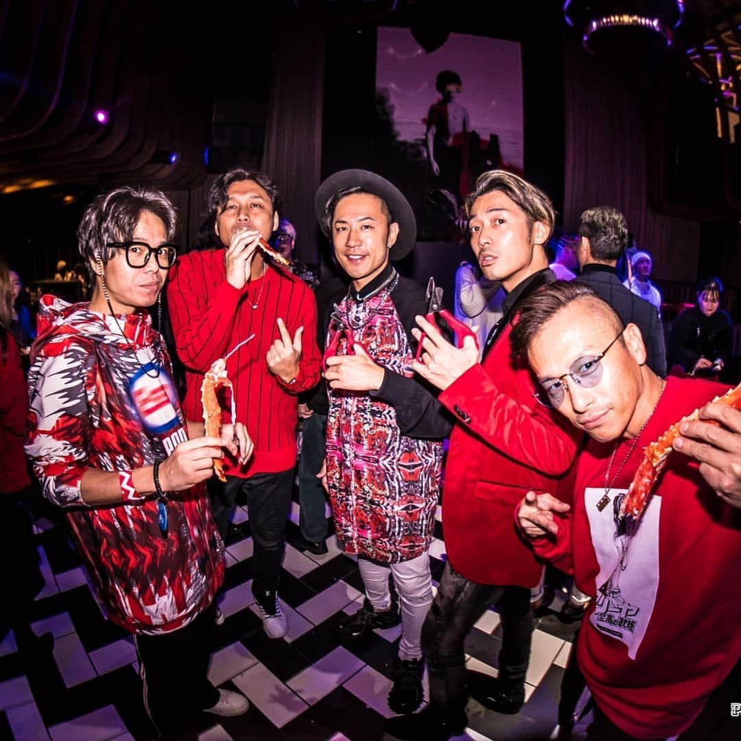 のインスタグラム：「昨日は1oakでKAI Coporationさんが主催する招待制の🦀蟹パーティー！！【SHUT UP&EAT】✨✨✨ドレスコードは赤 . @djaki さんの最高にCoolな音を聴きながらKAIさんのカニハサミ✄を片手にタラバガニなど極上蟹をいただきました😆 . たくさんの方々や仲間達に 集まってもらえて感謝🙏🙏🙏 . 楽しかった〜🎉🎉🎉 ありがとうございました😊 . @kai_corporation #KAI #貝印 #SHUTUPANDEAT」