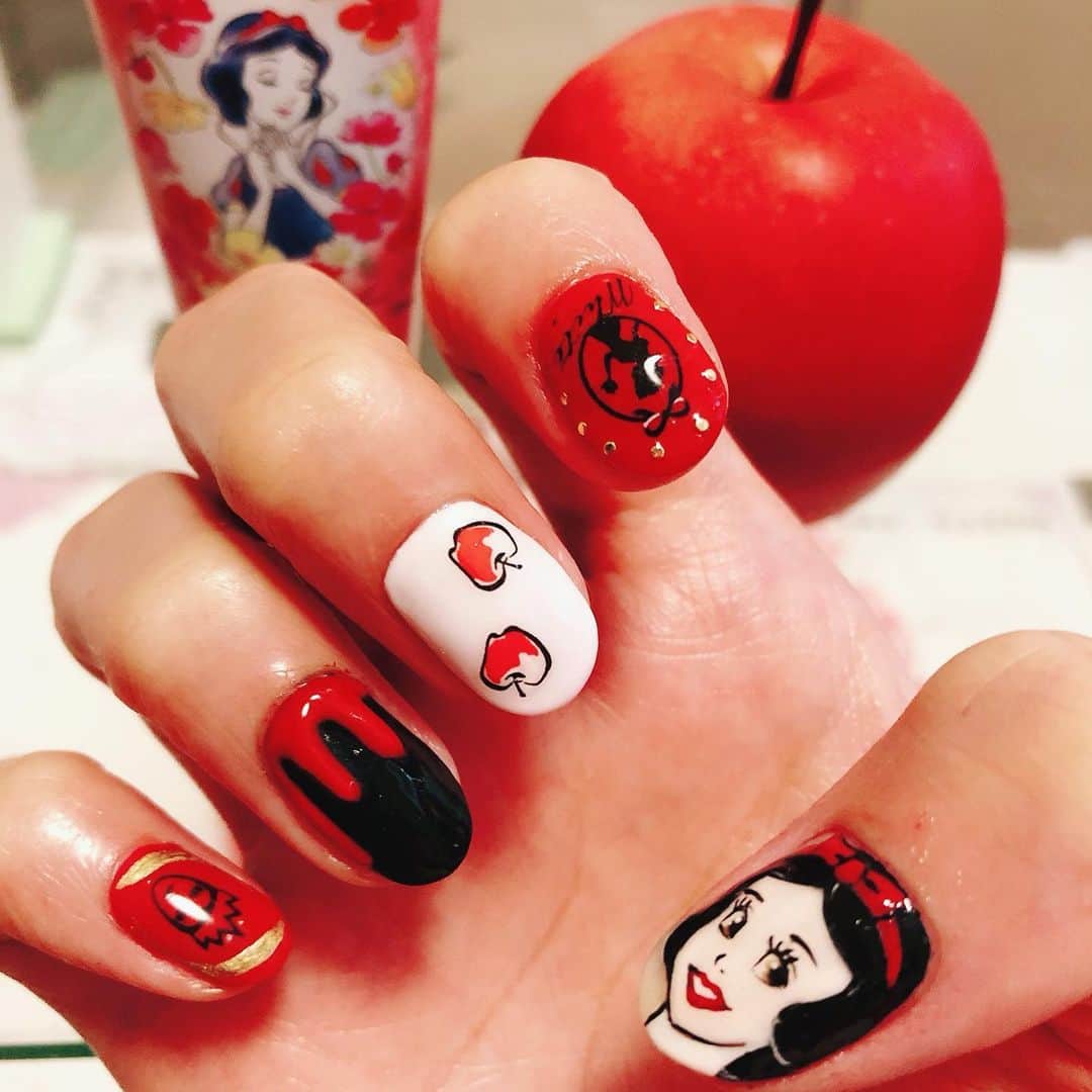 たけうち亜美さんのインスタグラム写真 たけうち亜美instagram 今回のネイルは白雪姫なのだ 毒リンゴかわいいー ディズニーネイル 11月23日 15時11分 Ami Takeuchi11