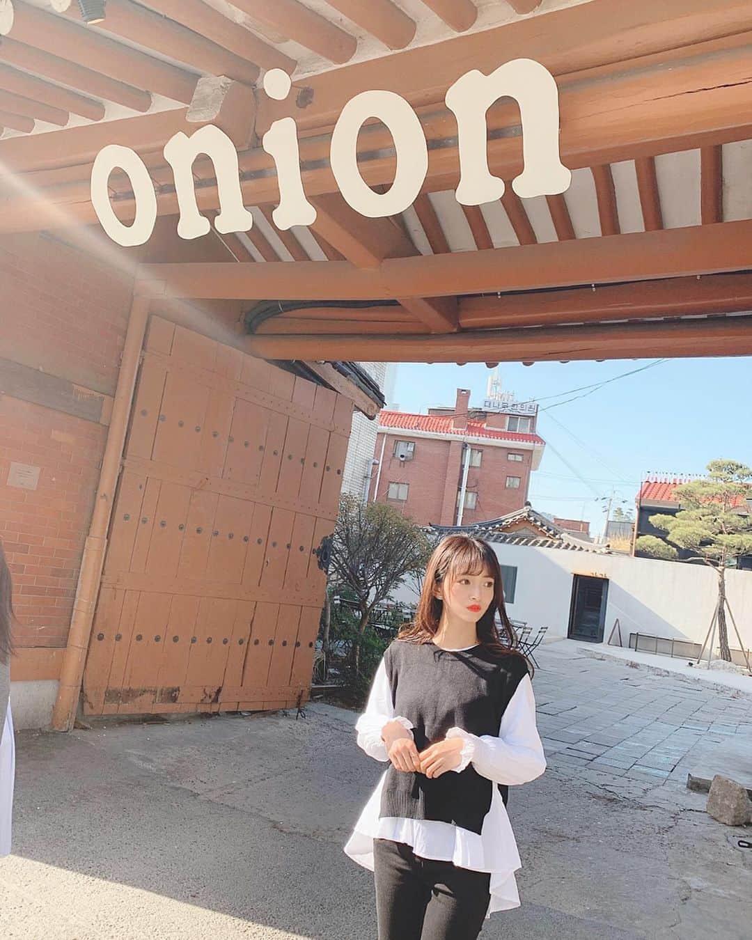三田寺円のインスタグラム：「onionの パンがおいしかった🥐❤️ 店内もおしゃれでかわいい💕 . この7thingsのお洋服が とってもお気に入り💘 . #onioncafe #onion  #パン屋 #カフェ #cafe 🍞 #韓国 #韓国ファッション」
