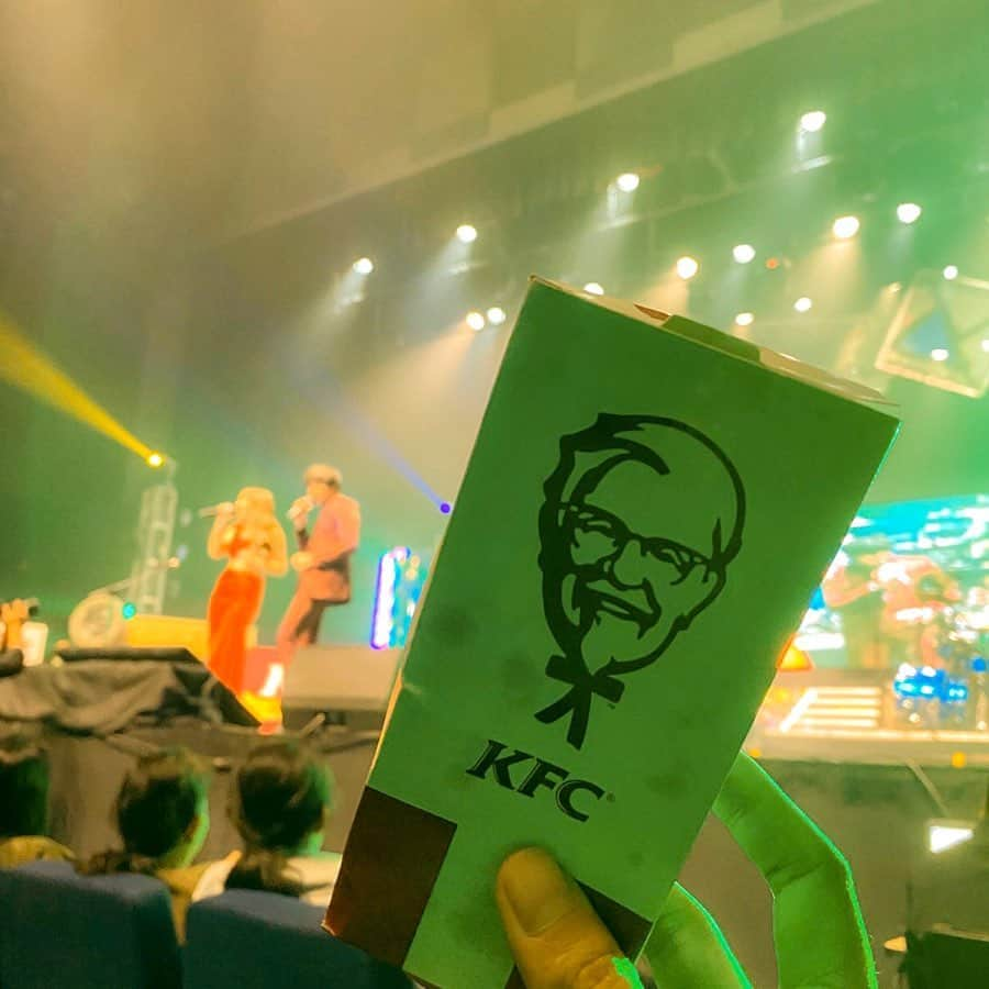 Kathryn Bernardoさんのインスタグラム写真 - (Kathryn BernardoInstagram)「Had a blast at the KFC Fun Day Concert last night! Thanks to everyone who joined us and @kfcphilippines for a fun, finger lickin' good time! 🍗😊」11月23日 15時31分 - bernardokath