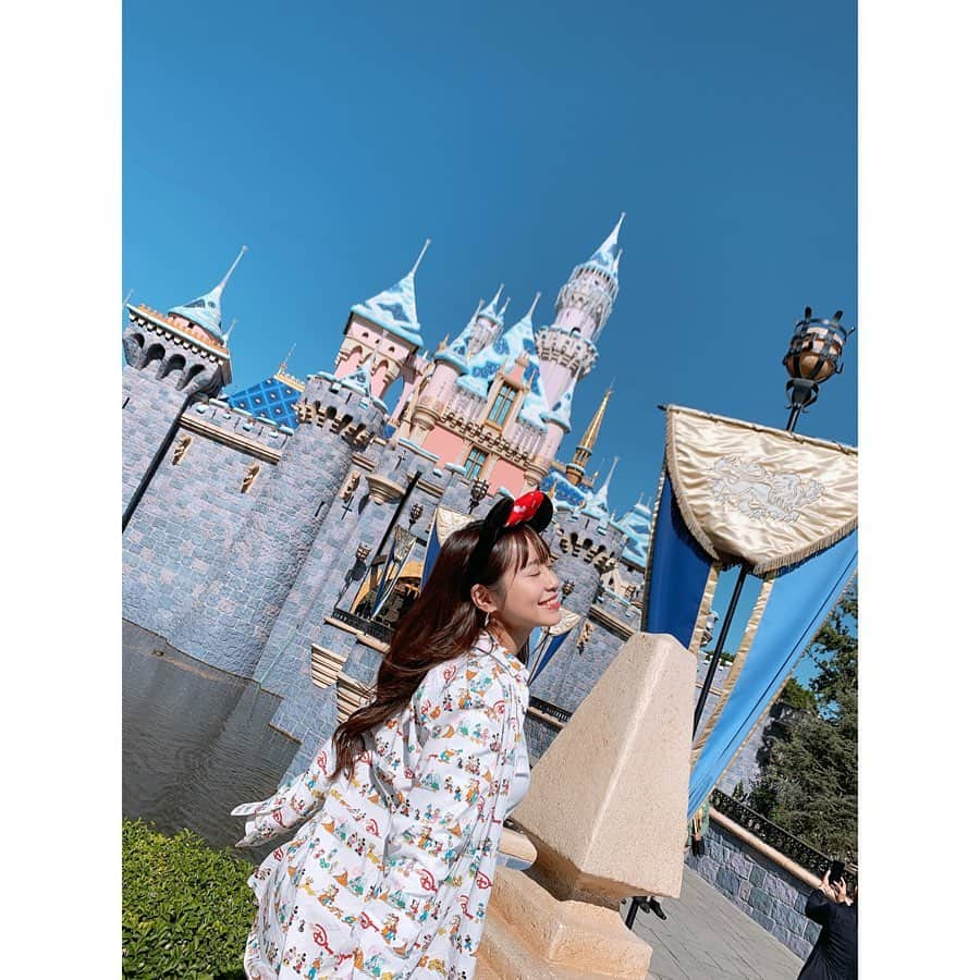 北条佳奈のインスタグラム：「アメリカ旅行記day2🇺🇸❤️﻿ ﻿ カリフォルニアにあるもう一つのパーク🏰﻿ アナハイムディズニーランドへ🐭🎉﻿ ﻿ この日から駐車場からはトラムという無料で利用できる専用のバス？みたいなので移動🚌﻿ 初日は分からず駐車場からパークまで超歩いたので（迷ったりもあったから徒歩20分くらい？）、これから行く方の参考になれば🥺﻿ 時間間隔も少ないのですぐ乗れるよ〜💋﻿ ﻿ 1日目の疲れもなんのその！ほぼ開演から向かいました🤤﻿ 撮りたかった眠りの森の美女のお城🏰💕﻿ 雪化粧が可愛いです❄️﻿ ﻿ もともとこのアメリカ旅行の発端となった、欽也さん念願のスターウォーズのエリアがこの日のメイン🚀（ちなみに私は見たことない←）﻿ コンセプトのバーもアトラクションもすごいクオリティで感動でした🥺（見たことないのに←）﻿ ﻿ 1日目と2日目だけとにかく寒かった記憶が強いディズニー2daysなのであった…﻿ おかげで楽しみにしてたショーも中止になり悲しみにくれて帰宅したのであった…笑﻿ ﻿ 乗り物とかショーとか週末にしかやってないのもあるみたいだから、イベント情報見て行くのがおススメです😳❤️﻿ ﻿ 長くなりましたが、グリーティング天国だったこの日の写真…次に続きます🤤﻿ ﻿ ﻿ to be continue…🌈﻿ #disneyland_anaheim #disney #disneyland #disneygram #disneyphotography #disneyphoto #disneylife #disneyfans #disneyworld #ディズニーランド #ディズニー #アナハイムディズニー #ディズニー写真 #ディズニー好き #tagsforlikes #instagood #followｍe #🏰」