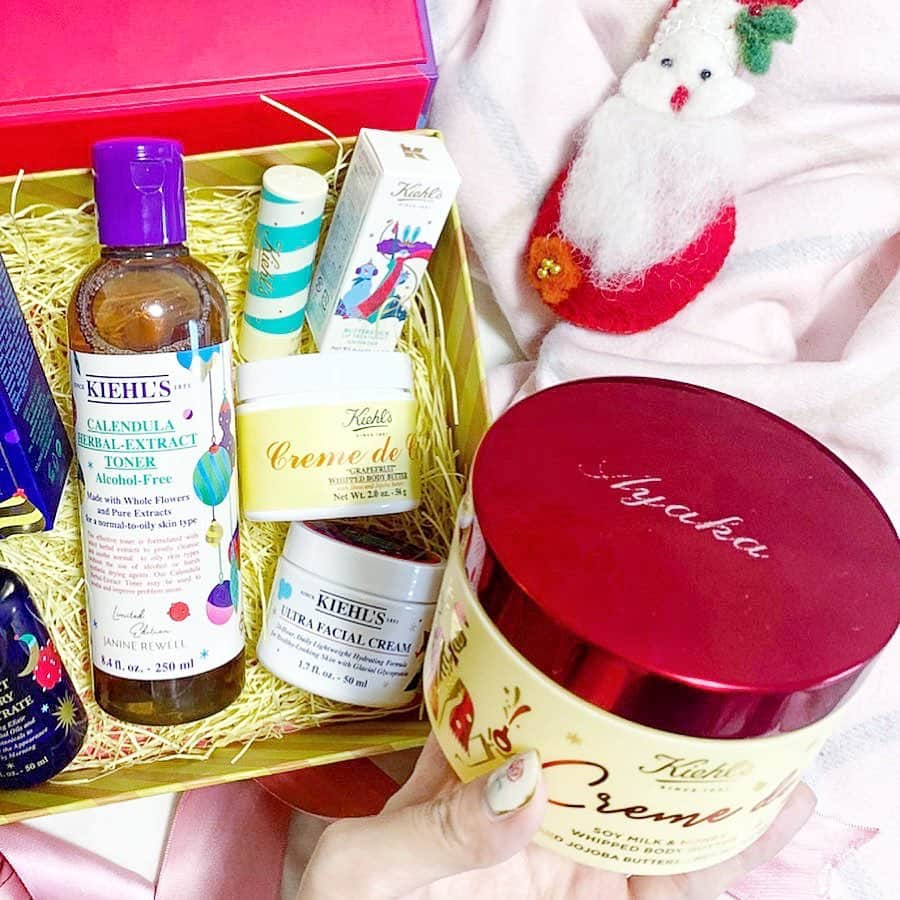 Ayakaさんのインスタグラム写真 - (AyakaInstagram)「キールズのクリスマスコレクションが 可愛すぎる🎄 * もともとロングセラーのアイテムが Janine Rewellとのコラボデザインで 登場😍 * クリスマスらしいワクワクする ポップなデザインで 揃えるのが楽しい❣️ * 🎀クリームUFC 🎀ミッドナイトボタニカル コンセントレート 🎀ハーバル トナー CL アルコールフリー 🎀バタースティック リップ トリートメント 🎀クレム ドゥ コール ホイップ ボディバター * このボディバターは 初めて使ったんだけど、 ものすっごく好みの甘い香りで 気がついたら使ってます🤤 ホイップクリームみたいに しっとりすべすべになるし…💕 プレゼントにも良さそう🎁 * 実はつい先日、 渋谷にキールズのフラッグシップストアがオープン🙋‍♀️ お買い物はもちろん、 クリームにラベリングができたり フラッグシップストアでしか買えない 可愛い雑貨があったりして とても楽しいです❣️ * #キールズ #キールズtokyoフラッグシップ #クリスマスコフレ #クリスマスプレゼント #クリスマス限定 #janinerewell #限定デザイン #渋谷パルコ #マスト買いコスメ」11月23日 15時41分 - ayaka_ayacandy01