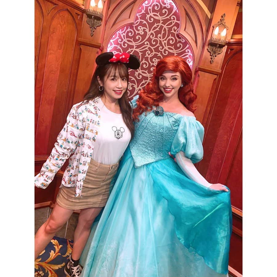 北条佳奈のインスタグラム：「アメリカ旅行記day2🇺🇸❤️その2🐭﻿ ﻿ 2日目のグリーティング🥺﻿ 眠りの森の美女のお城近くにあるプリンセスづくしのロイヤルホール🏰✨﻿ ここではランダムにプリンセスと逢えるんだけど…﻿ まなと向かったら…﻿ なんと…！﻿ なんと…！！！﻿ なんとおおおお！！！！！！﻿ シンデレラとアリエルがいる奇跡😍🎉🎉🎉🎉🎉﻿ （まなはシンデレラが好きで私はアリエルが好きなのです👑）﻿ ﻿ 冷静にすごくない🥺💕？﻿ ﻿ 日頃の行いがいいからだな🥺←﻿ ﻿ 私のずんぐりむっくり感はおいといてwプリンセスの美しさたるや🥺🥺🥺🥺﻿ 可愛すぎて美しくて優しくて素晴らしくてほんとに感動でした😭💓﻿ 幸せすぎた…夢のようです…😭❤️﻿ ﻿ パーク内にたくさんグリーティングできる場所あって、ランダムでもたくさん登場するから本当にグリーティング天国👼﻿ 日本ほど混んでないし👌💯﻿ ﻿ プーさん達やマレフィセント、そしてミキミニにも会いました🤤💋﻿ 一番大好きなドットミニーちゃん🐭🎀﻿ そしてマレフィセントと写る私の手下感🤡笑﻿ イーヨーは誕生日バッジつけてたからサイン帳にHappy birthdayも書いてくれたよ🥺﻿ 可愛い…🥺﻿ ﻿ ﻿ 感動しすぎて文章長くなった（笑）﻿ お付き合いいただきありがとう🥰﻿ ﻿ ﻿ to be continue…🌈﻿ ﻿ ﻿ #disneyland_anaheim #disney #disneyland #disneygram #disneyphotography #disneyphoto #disneylife #disneyfans #disneyworld #ariel #littlemermaid #cinderella #maleficent #winniethepooh #pooh #ディズニーランド #ディズニー #アナハイムディズニー #ディズニー写真 #ディズニー好き #アリエル #シンデレラ #マレフィセント #プーさん #グリーティング #tagsforlikes #instagood #followｍe #🏰」