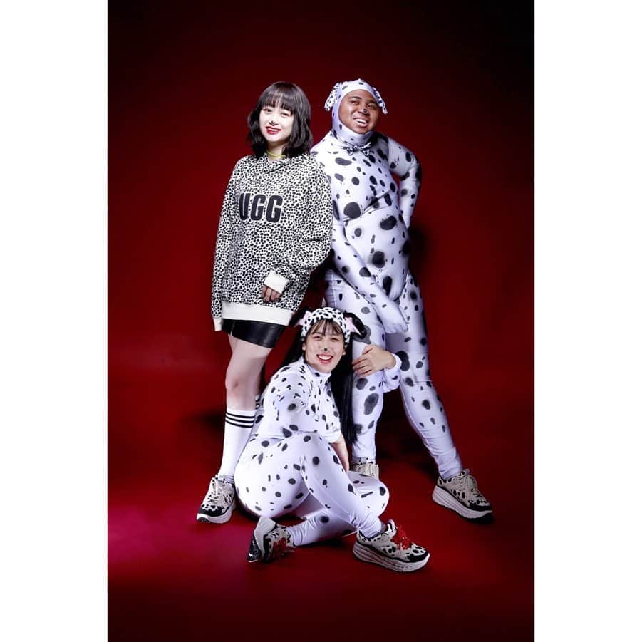 小川暖奈のインスタグラム：「「UGG®（アグ®）」より国内atmos系列限定『UGG CA805 X LOW for ATMOS』が発売！また、発売を記念して 「スニーカー女子会Vol.2 ”UGG CA805 X LOW for ATMOS”編」を11月25日（月）に開催決定！ . 今回、「UGG®」から、従来のイメージを覆す新スタイルスニーカーに「atmos」らしさを落とし込んだ別注モデルが登場。ダルメシアンを想起させる素材で表現したユニークな発想のアイテム。101匹わんちゃんの赤い首輪をイメージしたシューレースがポイント。高いクッション性とグリップ力、そして超軽量で耐久性の高いアウトソールコンパウンドの“Treadlited by UGG™”を採用し、機能性も抜群となっております。また、同じくダルメシアンの柄を大胆に施したパーカーも順次発売いたします。 . 本アイテムのVISUALには、2019年9月27日にatmos pink flagship Harajuku店にて開催され大好評に終わった「スニーカー女子会Vol.1」にご出演していただいた光永氏、「3時のヒロイン」ゆめっち氏、アントニー氏に加え、新たに「スパイク」小川暖奈氏を起用。ダルメシアンに扮したユニークなVISUALにもご注目ください！また、発売を記念して「スニーカー女子会Vol.2」を2019年11月25日（月）に開催が決定！MCにはなんと「シソンヌ」長谷川氏が登壇いたします！！ . また、来場者にはオリジナルトートバッグをプレゼント！！ 数に限りがございますのでご了承ください。 . ご入場はatmos APPをダウンロードすると皆様無料でご観覧できます。 . エントランスでスタッフにatmos APPをご提示ください。皆様のご来場お待ちしております！ . 【スニ女子会 vol.2 概要】 開催日時:11月25日(月) 19時00~OPEN(スニ女子会19:30 START) 開催場所:atmos pink flagship Harajuku店(東京都渋谷区神宮前6-5-3 イベリアビル1F) *今回ご来場のお客様にUGG オリジナルトートバッグをプレゼントします！ (無くなり次第終了となりますのでご了承下さいませ。) . 本アイテムは2019年11月25日(月）よりatmos pink 各店舗（一部店舗展開除く）、 ONLINE SHOP、および UGG®銀座店、大阪店、札幌店、神 戸店、UGG®公式サイトで発売を開始いたします。 *atmos pink店舗で今回のコラボレーションアイテムをお買上げのお客様にダルメシアン柄のオリジナルネイルシールをプレゼント‼︎ (無くなり次第終了となりますのでご了承下さいませ。) #atmospink#atmos#ugg#アトモス#アトモスピンク#アグ#ダルメシアン#吉本#スニ女子会」